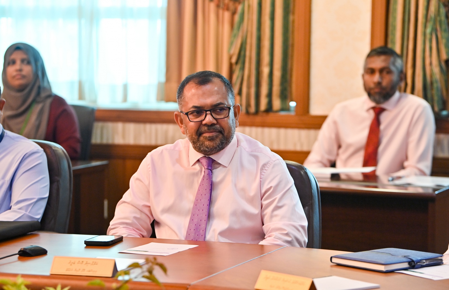 މި ސަރުކާރުގެ ފުރަތަމަ ކެބިނެޓް ބައްދަލުވުމުގައި ފޮރިން މިނިސްޓަރު މޫސާ ޒަމީރު ބައިވެރިވެވަޑައިގަންނަވަނީ--- ފޮޓޯ: ރައީސް އޮފީސް