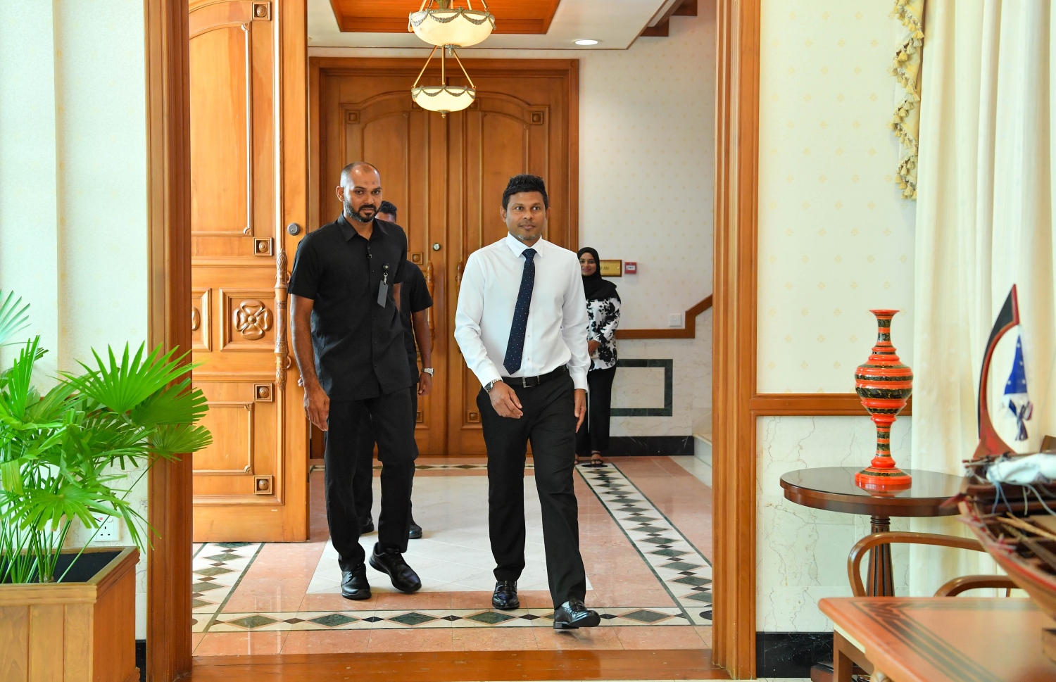 ނައިބު ރައީސް ހުސައިން މުހައްމަދު ލަތީފް މި ސަރުކާރުގެ ފުރަތަމަ ކެބިނެޓް ބައްދަލުވުމަށް ވަދެވަޑައިގަންނަވަނީ.-- ފޮޓޯ: ރައީސް އޮފީސް