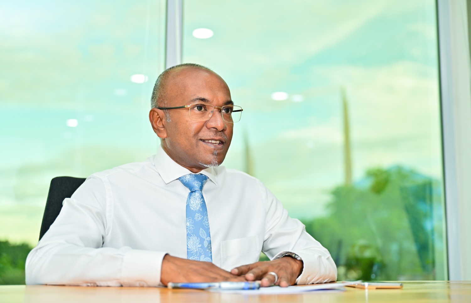 ޑިމޮކްރެޓްސްގެ ރައީސް ކަމަށް ކުރިމަތިލައްވާ އަދި އެ ޕާޓީގެ މުއައްސިސަކަށް ވެސް މިހާރު ހުންނެވި ހަސަން ލަތީފް "މިހާރު" އަށް އިންޓަވިއު ދެއްވަނީ.-- ފޮޓޯ: ނިޝާން އަލީ | މިހާރު