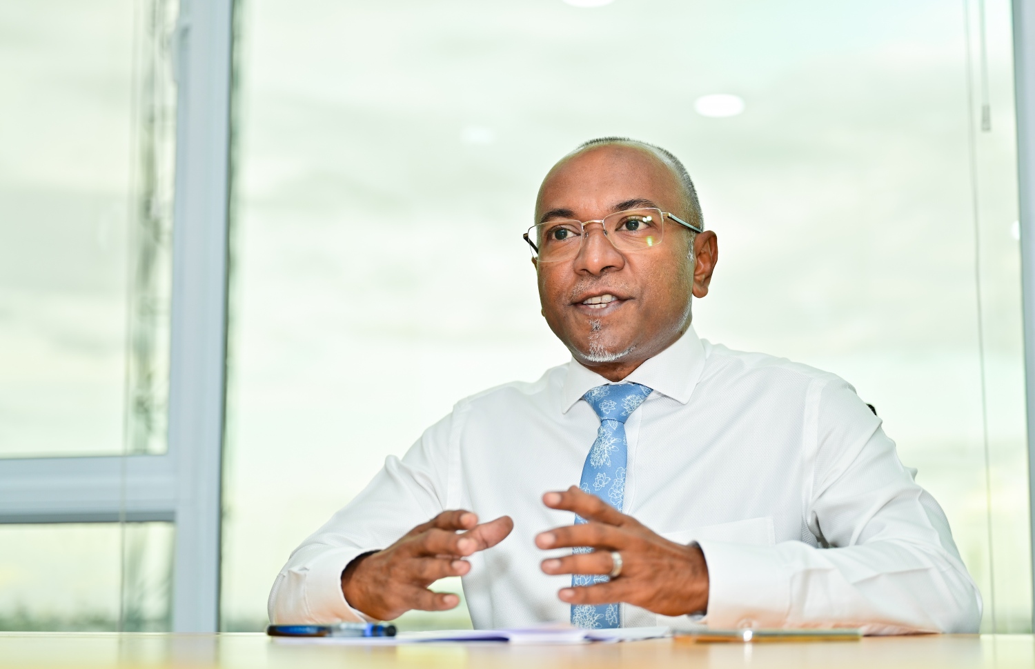 ޑިމޮކްރެޓްސްގެ ރައީސް ކަމަށް ކުރިމަތިލައްވާ އަދި އެ ޕާޓީގެ މުއައްސިސަކަށް ވެސް މިހާރު ހުންނެވި ހަސަން ލަތީފް "މިހާރު" އަށް އިންޓަވިއު ދެއްވަނީ.-- ފޮޓޯ: ނިޝާން އަލީ | މިހާރު