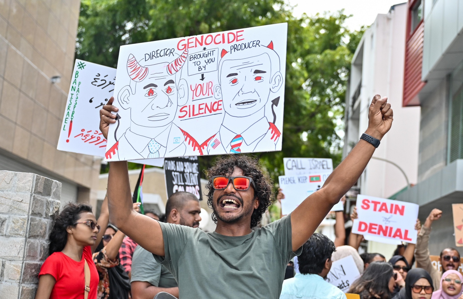 އިޒްރޭލު ޕާސްޕޯޓު މަނާ ކުރުމަށް ގޮވާލައި ފޮރިން މިނިސްޓްރީ ދޮރުމަތީގައި ކުރި މުޒާހަރާގެ ތެރެއިން -- ފޮޓޯ: ފަޔާޒް މޫސާ/ މިހާރު