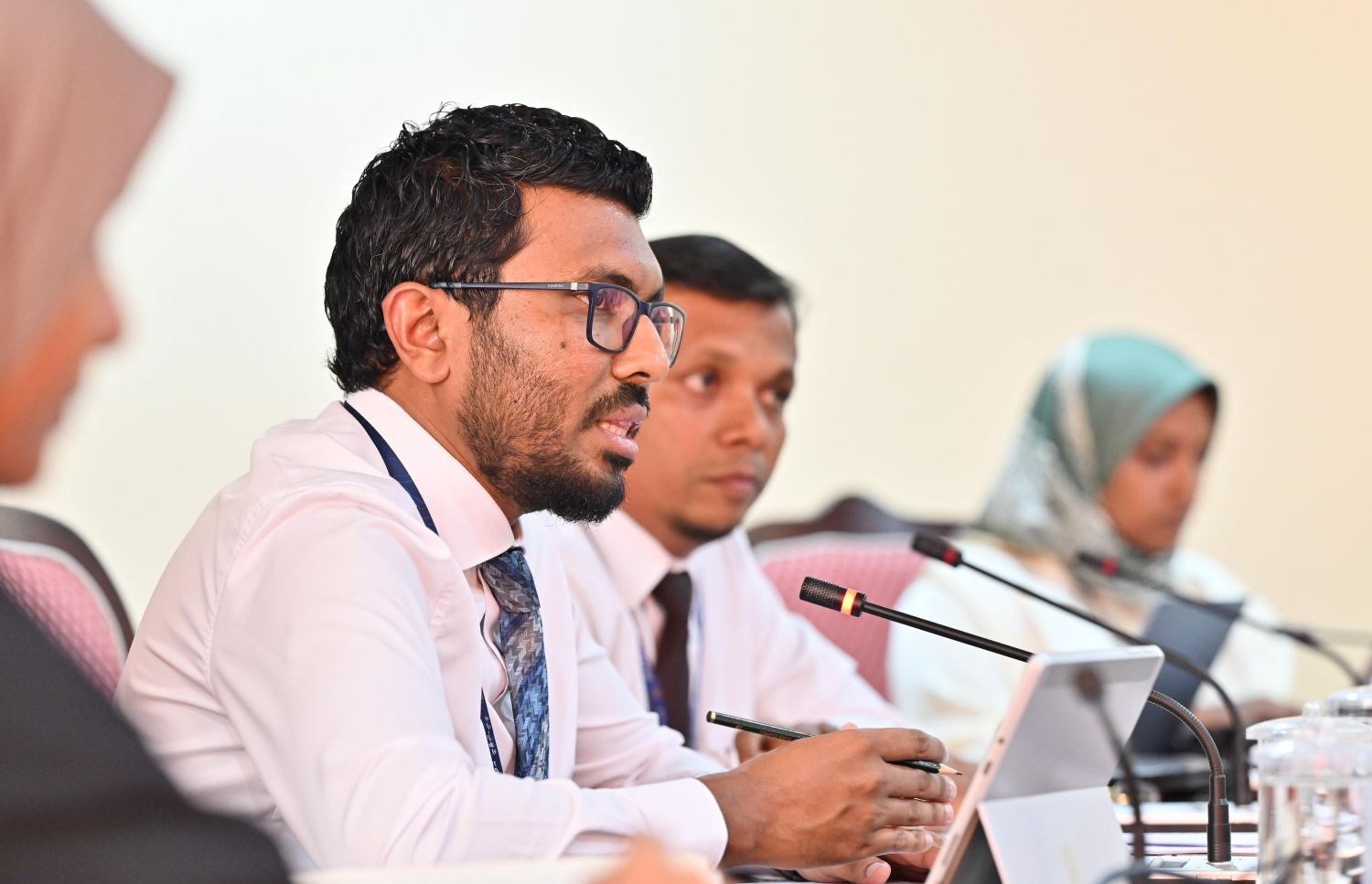 ބަޖެޓު ދިރާސާ ކުރި ކޮމިޓީއަށް ސަރުވަޝް މައުލޫމާތު ދެއްވަނީ. --ފޮޓޯ: ފަޔާޒް މޫސާ | މިހާރު