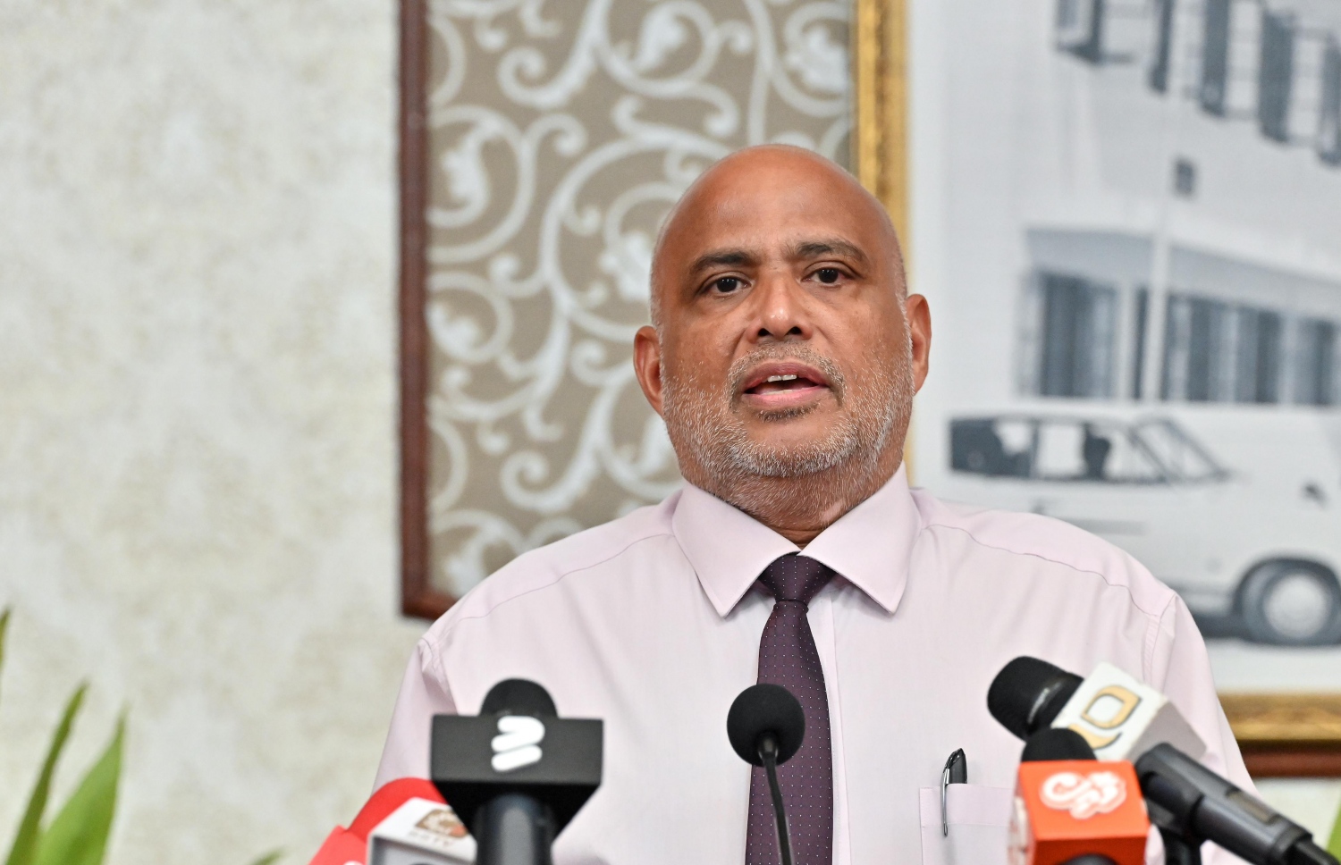 ހައުސިން މިނިސްޓަރު ޑރ. އަލީ ހައިދަރު ނޫސްވެރިންނާ ވާހަކަދައްކަވަނީ: އޭސީސީ އަށް ފުރިހަމަ އެއްބާރުލުން ދެއްވާނެ ކަމަށް ވިދާޅުވި.-- ފޮޓޯ: ނިޝާން އަލީ | މިހާރު