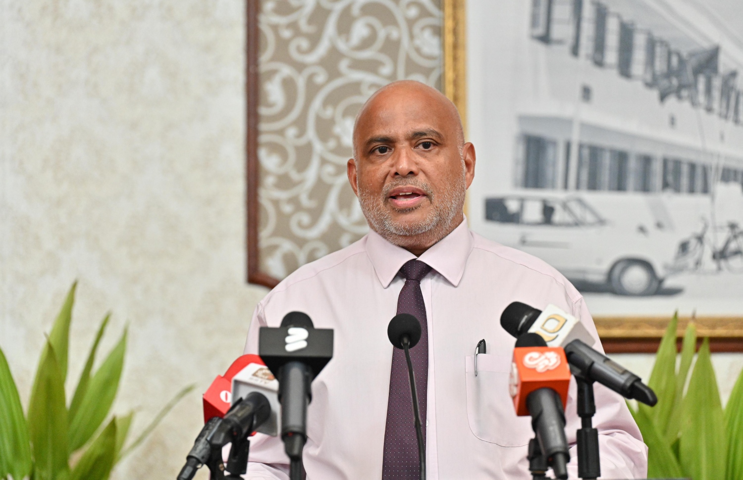 ހައުސިން މިނިސްޓަރު ޑރ. އަލީ ހައިދަރު ނޫސްވެރިންނާ ވާހަކަދައްކަވަނީ.-- ފޮޓޯ: ނިޝާން އަލީ | މިހާރު