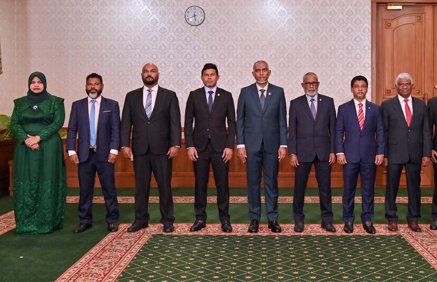 ސަރުކާރުގެ ބައެއް އިސް މަގާމުތަކަށް އައްޔަންކުރެއްވި ބޭފުޅުންނާ އެކު ރައީސް އާއި ނައިބު ރައީސް ފޮޓޯއަކަށް ހުއްޓިވަޑައިގެން.-- ފޮޓޯ: ރައީސް އޮފީސް