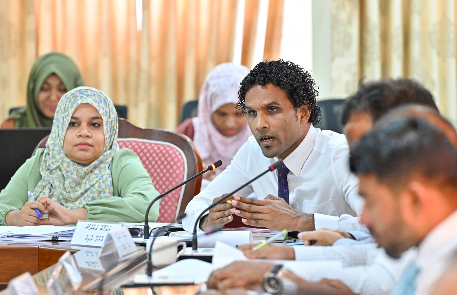 ބަޖެޓު ކޮމިޓީގައި ބައެއް މެންބަރުން ފިނޭންސް މިނިސްޓަރާ ސުވާލުކުރައްވަނީ -- ފޮޓޯ: ނިޝާން އަލީ / މިހާރު