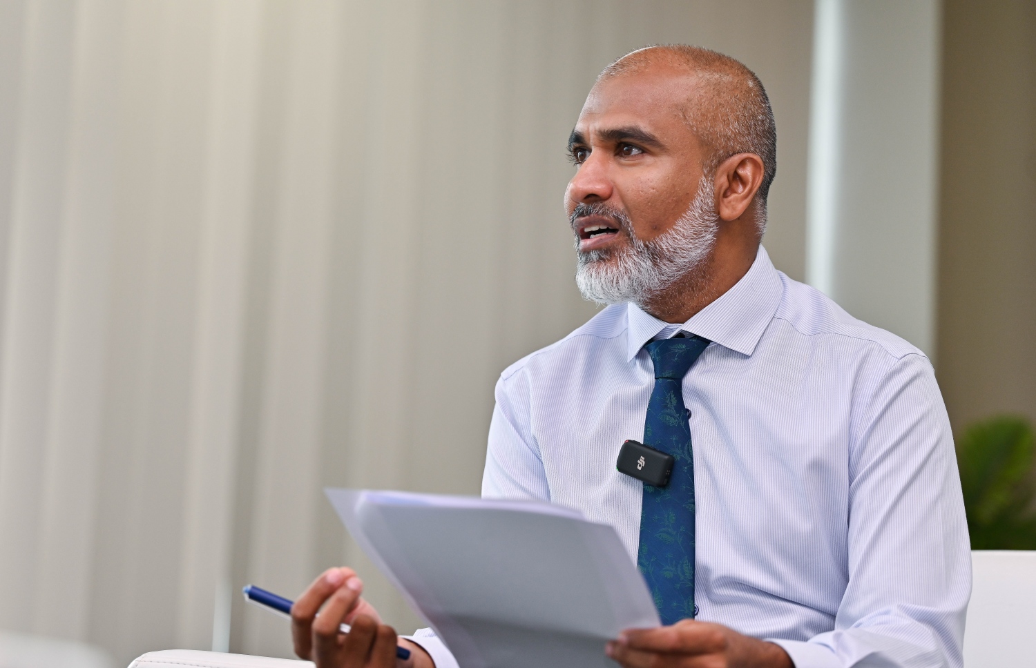 އާ ސަރުކާރުގެ އެޑިއުކޭޝަން މިނިސްޓަރު ޑރ. ޝަފީއު "މިހާރު"އަށް އިއްޔެ އިންޓަވިއުދެއްވަނީ.-- ފޮޓޯ: ފަޔާޒު މޫސާ/ މިހާރު