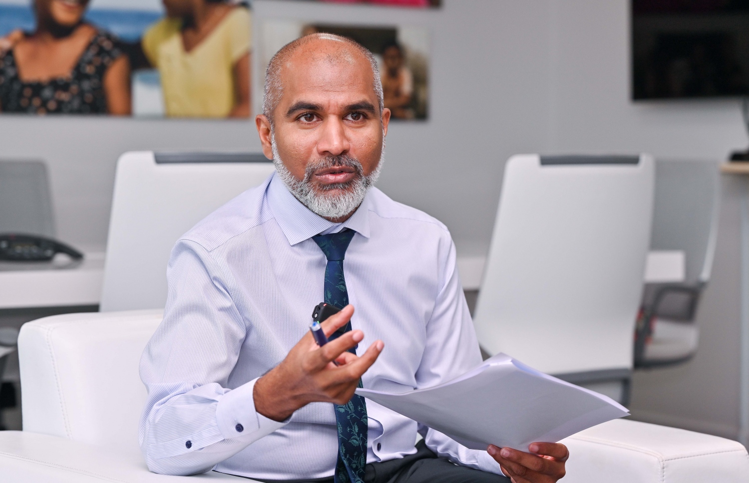 އެޑިއުކޭޝަން މިނިސްޓަރު ޑރ. ޝަފީއު، "މިހާރު" އަށް ދެއްވި އިންޓަވިއުއެއްގައި.-- ފޮޓޯ: ފަޔާޒު މޫސާ/ މިހާރު