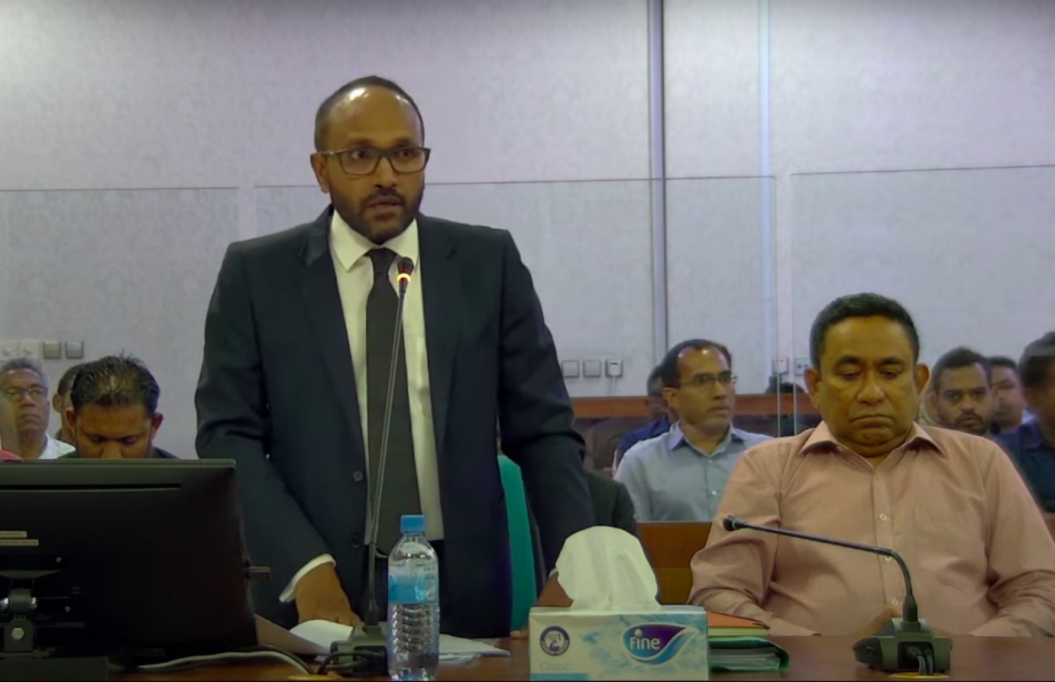 މިއަދުގެ އަޑުއެހުމުގައި ޔާމީން ބައިވެރިވެ ވަޑައިގަންނަވަނީ