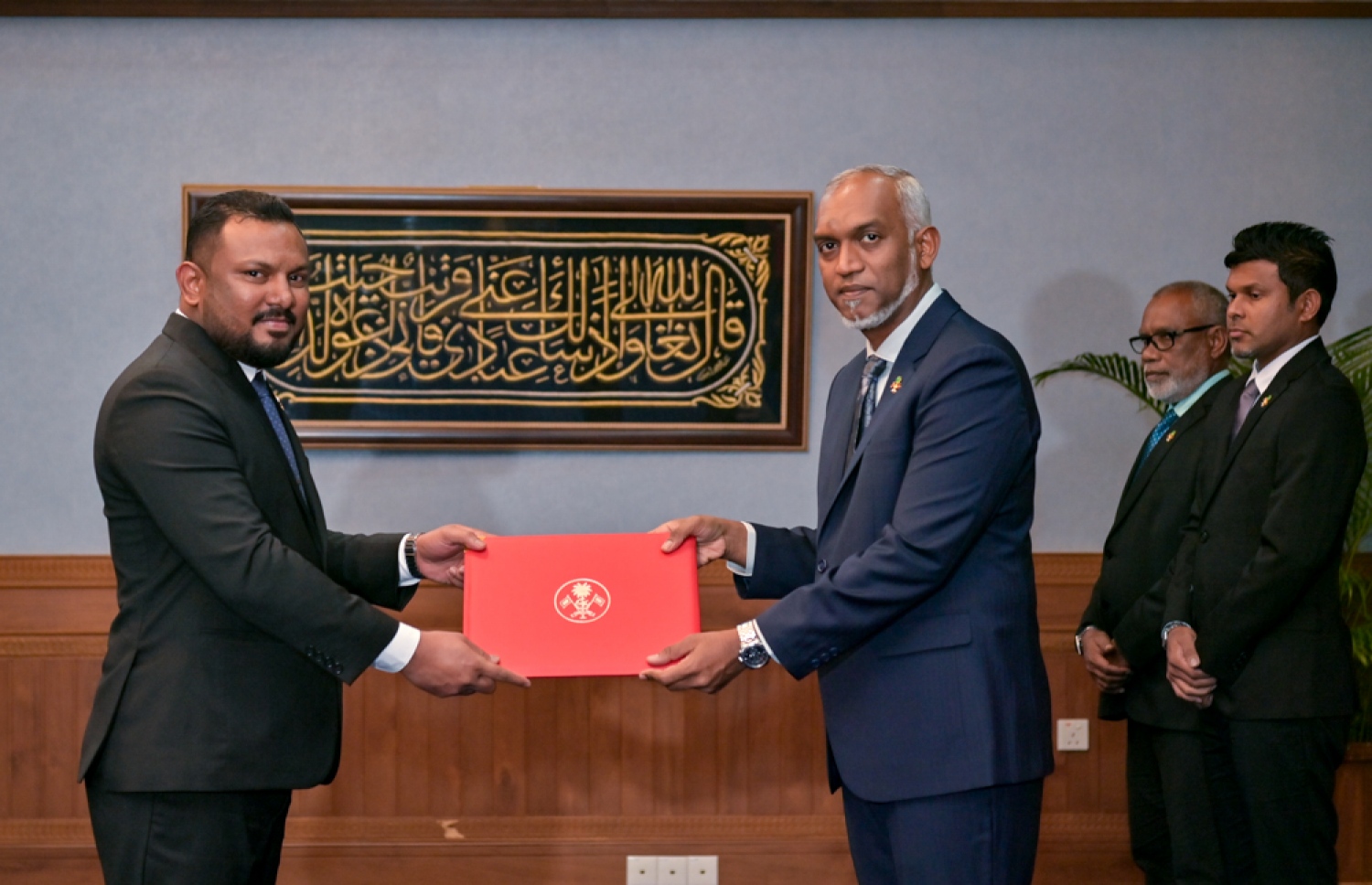 ޑިފެންސްގެ ސްޓޭޓް މިނިސްޓަރަކަށް އައްޔަން ކުރެއްވި މުއާޒް ހަލީމަށް ރައީސް ފަތްކޮޅު ހަވާލުކުރައްވަނީ. -- ފޮޓޯ | ރައީސް އޮފީސް