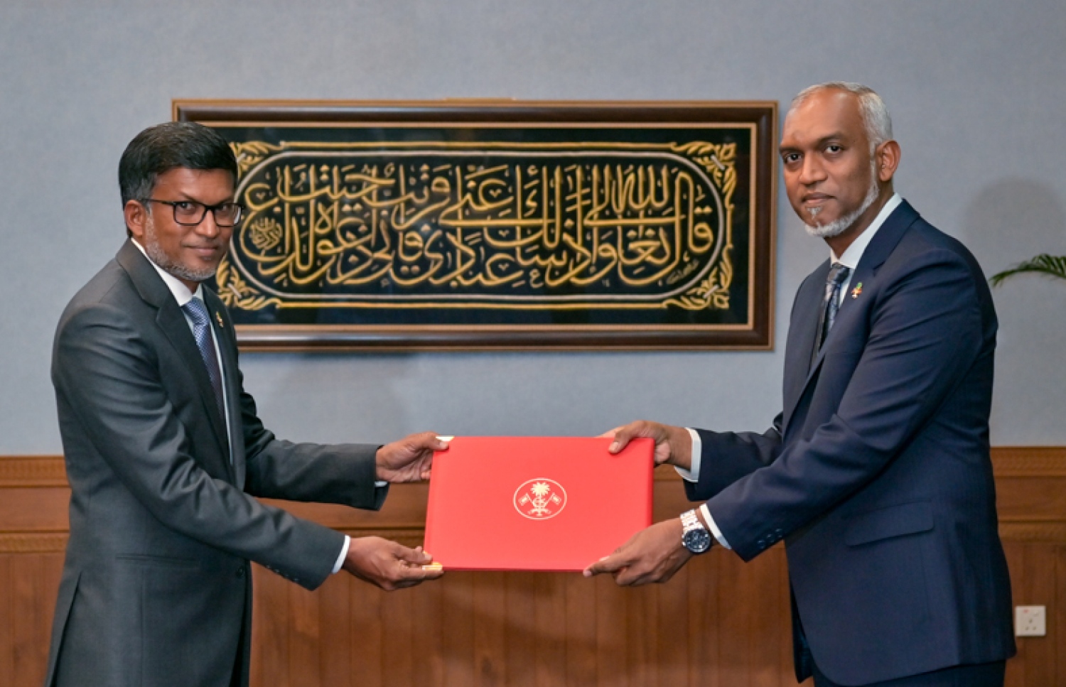 ސްޕޯޓްސް މިނިސްޓްރީގެ ސްޓޭޓް މިނިސްޓަރުކަމަށް ހަމަޖެއްސެވި ރިޔާޒު (ވ) އަށް ރައީސް މަގާމުގެ ލިޔުން ހަވާލުކުރައްވަނީ --- ފޮޓޯ: ރައީސް އޮފީސް