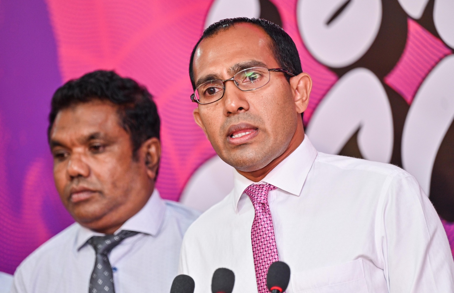 ޕީޕީއެމް ހިންގަން ޔާމީން އެކުލަވާލެއްވި ސްޓިއަރިން ކޮމިޓީގެ ބޭފުޅުން މިރޭ ބޭއްވި ނޫސްވެރިންގެ ބައްދަލުވުމުގެ ތެރެއިން - ފޮޓޯ: ފަޔާޒު މޫސާ / މިހާރު