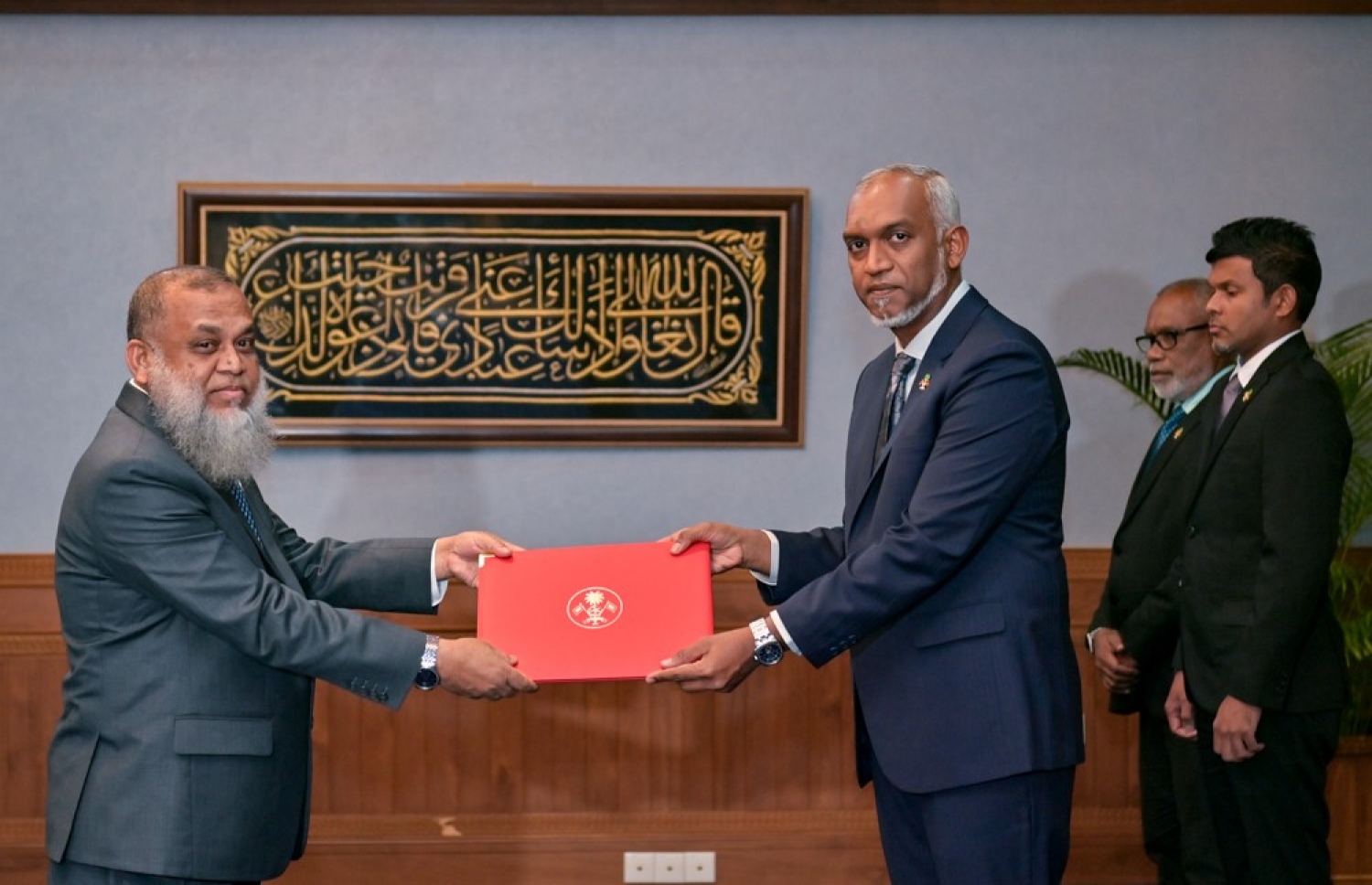 އިސްލާމީ މަރުކަޒުގެ އިސް އިމާމު ކަމަށް ހަމަޖެއްސެވި ކަމުގެ ފަތްކޮޅު ޝެއިހް މުހައްމަދު ލަތީފަށް ރައީސް ހަވާލުކުރައްވަނީ.-- ފޮޓޯ: ރައީސް އޮފީސް