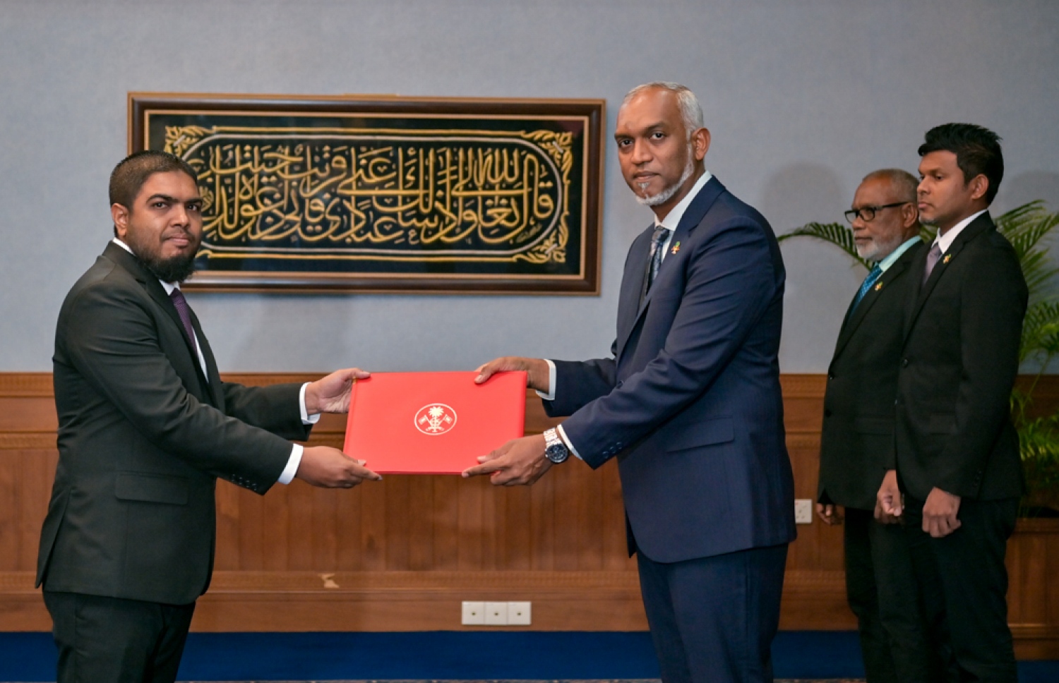 ސްޓޭޓް މިނިސްޓަރު ކަމަށް ހަމަޖެއްސެވި ބޭފުޅަކަށް ރައީސް ފަތްކޮޅު ހަވާލުކުރައްވަނީ.-- ފޮޓޯ: ރައީސް އޮފީސް