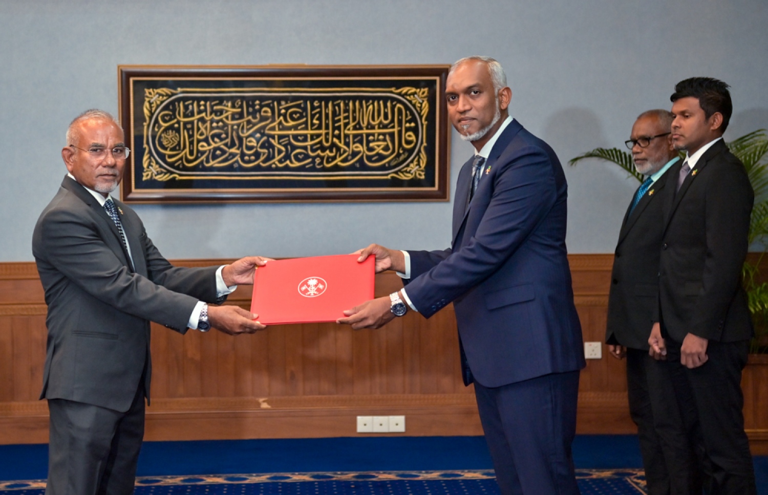 ހެލްތްގެ ސްޓޭޓް މިނިސްޓަރަކަށް އައްޔަން ކުރެއްވި އިސްމާއީލް އަބްދުﷲއަށް ރައީސް ފަތްކޮޅު ހަވާލުކުރައްވަނީ. -- ފޮޓޯ | ރައީސް އޮފީސް