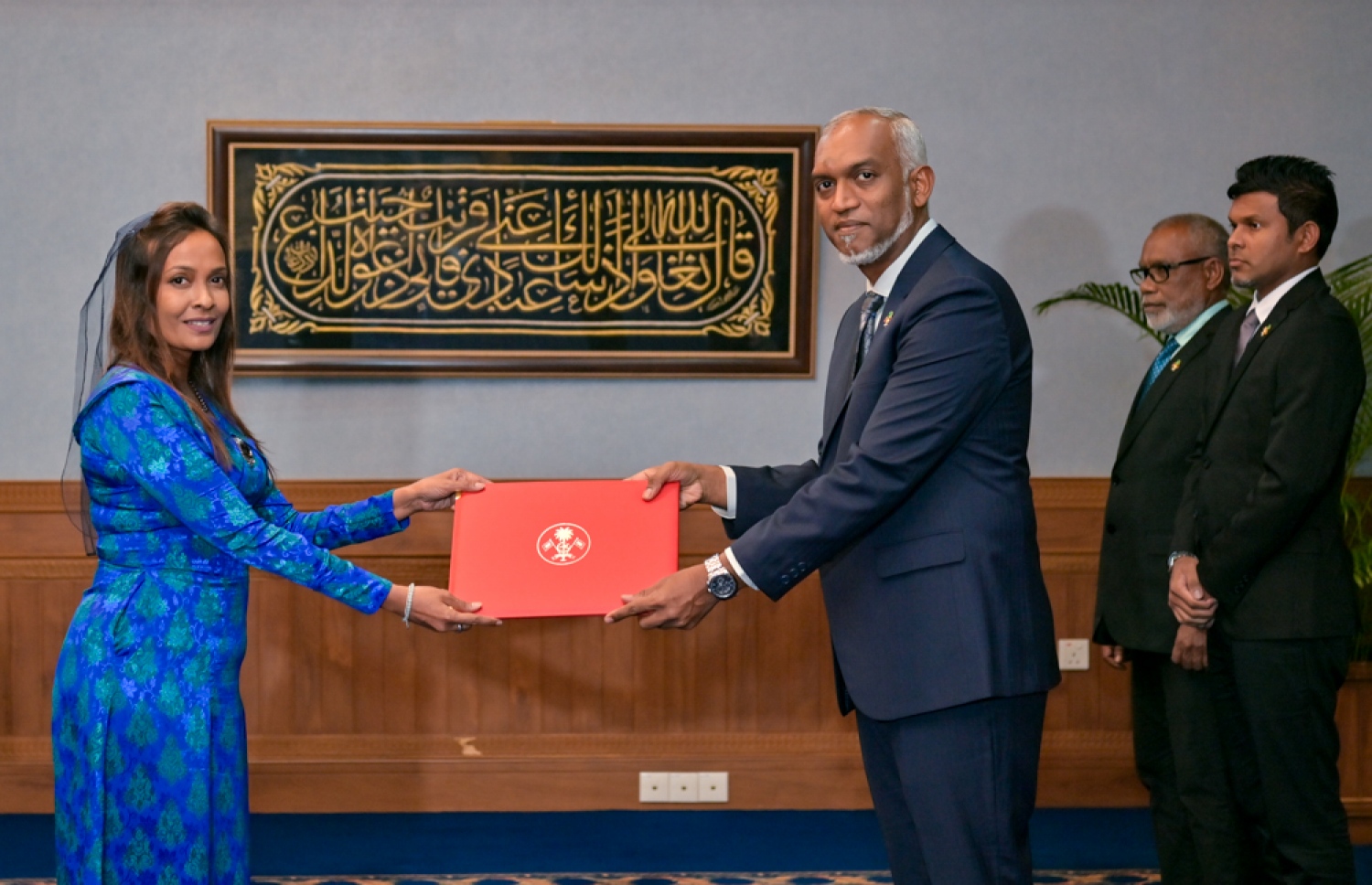 ހެލްތްގެ ސްޓޭޓް މިނިސްޓަރަކަށް އައްޔަން ކުރެއްވި ހަދީޖާ އަބްދުއްސަމަދަށް ރައީސް ފަތްކޮޅު ހަވާލުކުރައްވަނީ. -- ފޮޓޯ | ރައީސް އޮފީސް