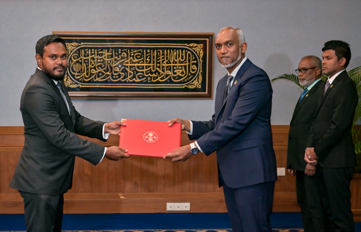 ސްޓޭޓް މިނިސްޓަރު ކަމަށް ހަމަޖެއްސެވި ބޭފުޅަކަށް ރައީސް ފަތްކޮޅު ހަވާލުކުރައްވަނީ.-- ފޮޓޯ: ރައީސް އޮފީސް