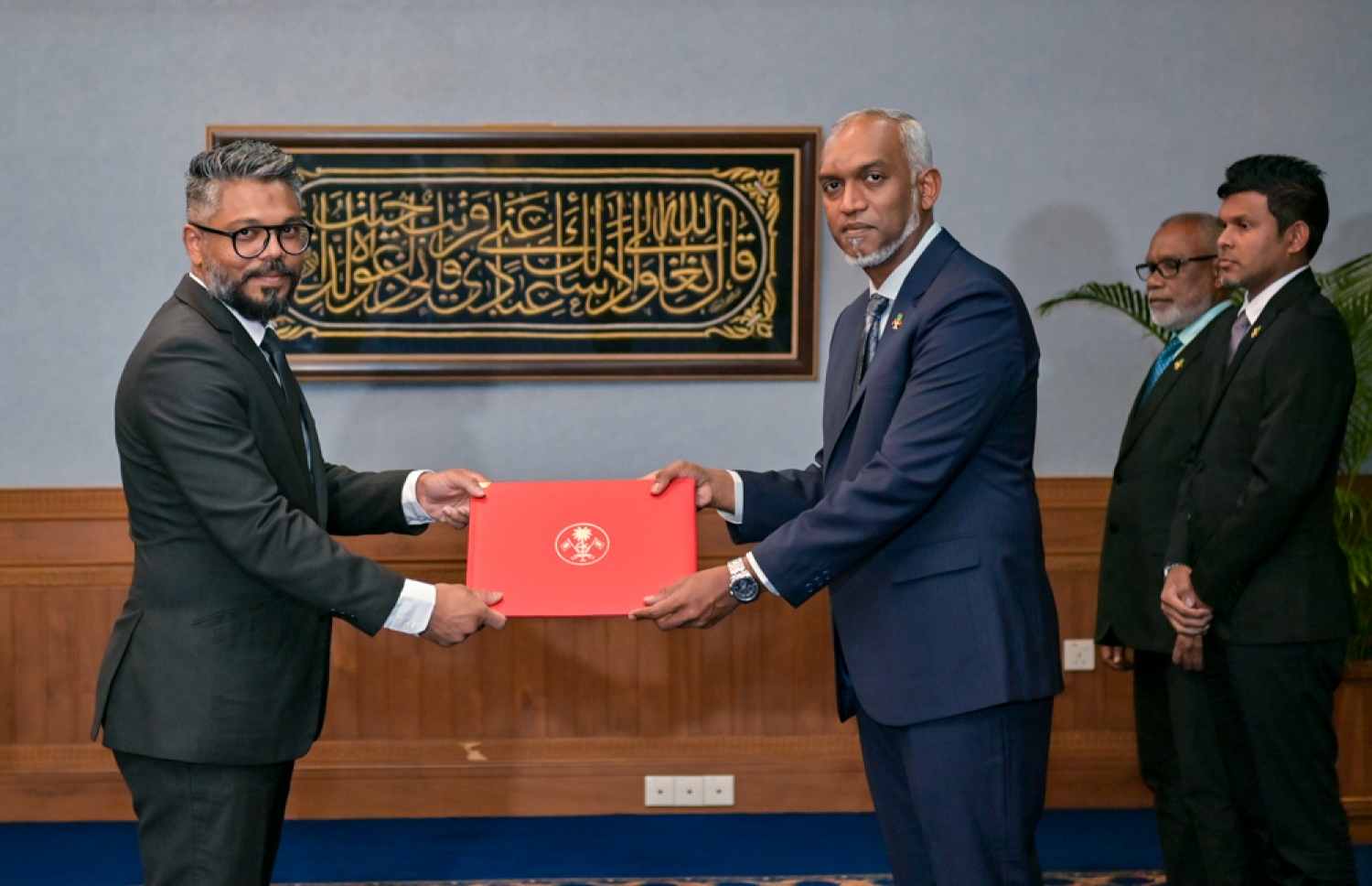 ސްޓޭޓް މިނިސްޓަރު ކަމަށް ހަމަޖެއްސެވި ބޭފުޅަކަށް ރައީސް ފަތްކޮޅު ހަވާލުކުރައްވަނީ.-- ފޮޓޯ: ރައީސް އޮފީސް