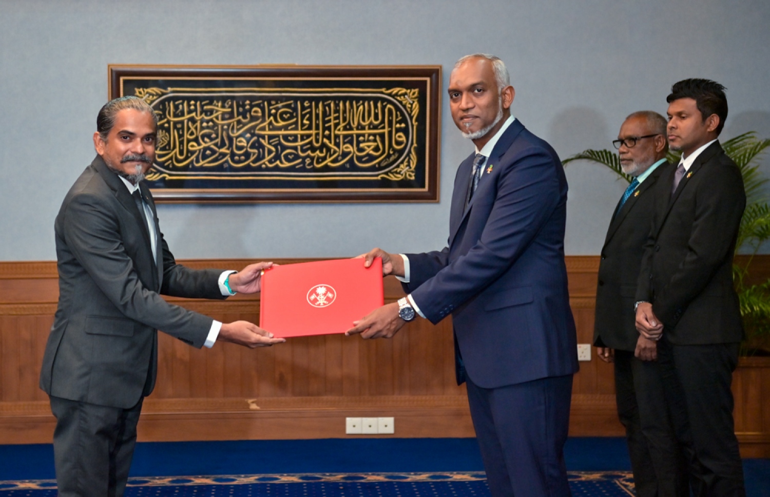 ސްޓޭޓް މިނިސްޓަރު ކަމަށް ހަމަޖެއްސެވި ބޭފުޅަކަށް ރައީސް ފަތްކޮޅު ހަވާލުކުރައްވަނީ.-- ފޮޓޯ: ރައީސް އޮފީސް