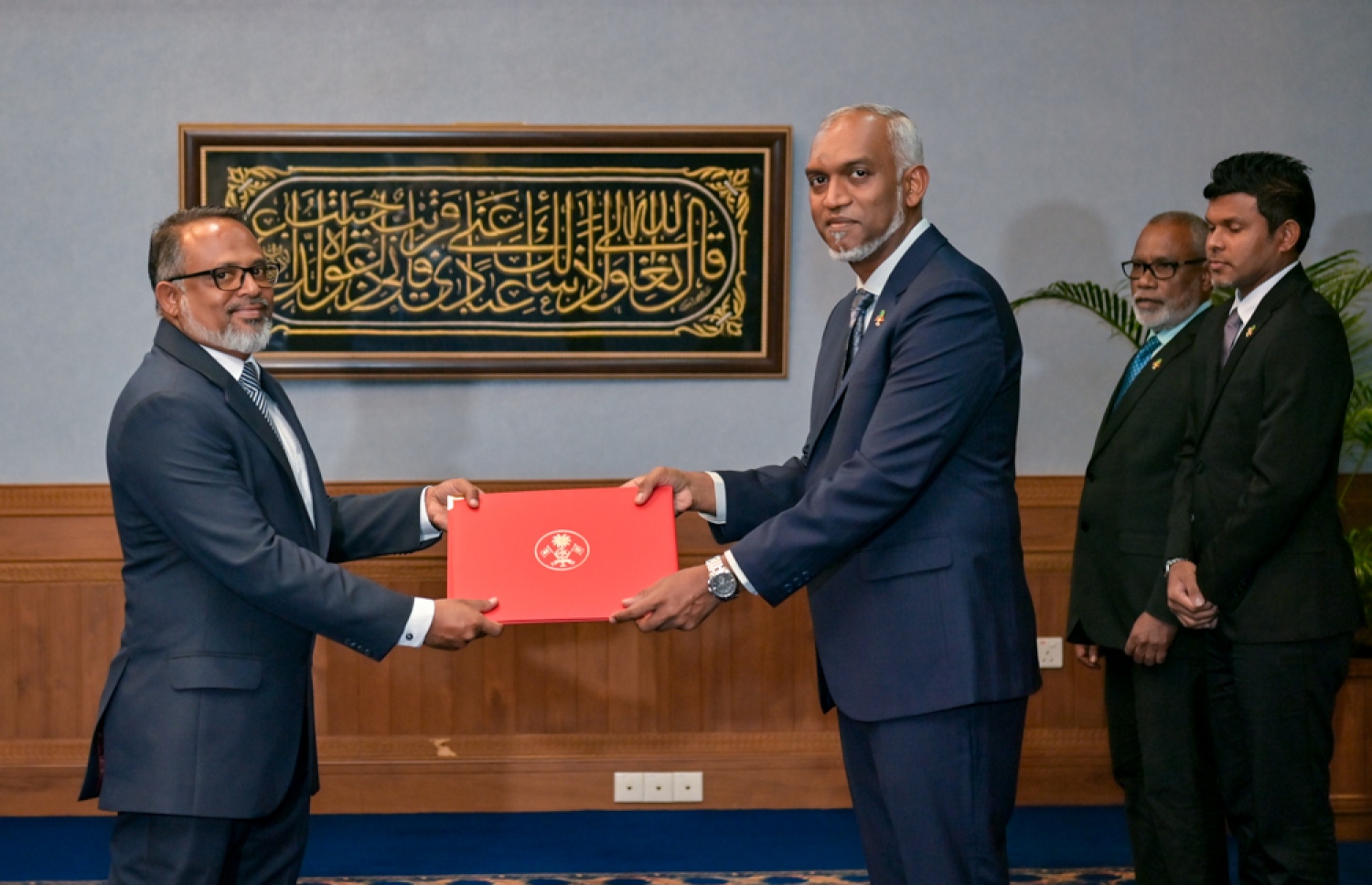 ހައުސިން މިނިސްޓްރީގެ ސްޓޭޓް މިނިސްޓަރަކަށް އައްޔަން ކުރެއްވި މުހައްމަދު ފާއިޒަށް ރައީސް ފަތްކޮޅު ހަވާލުކުރައްވަނީ. -- ފޮޓޯ | ރައީސް އޮފީސް