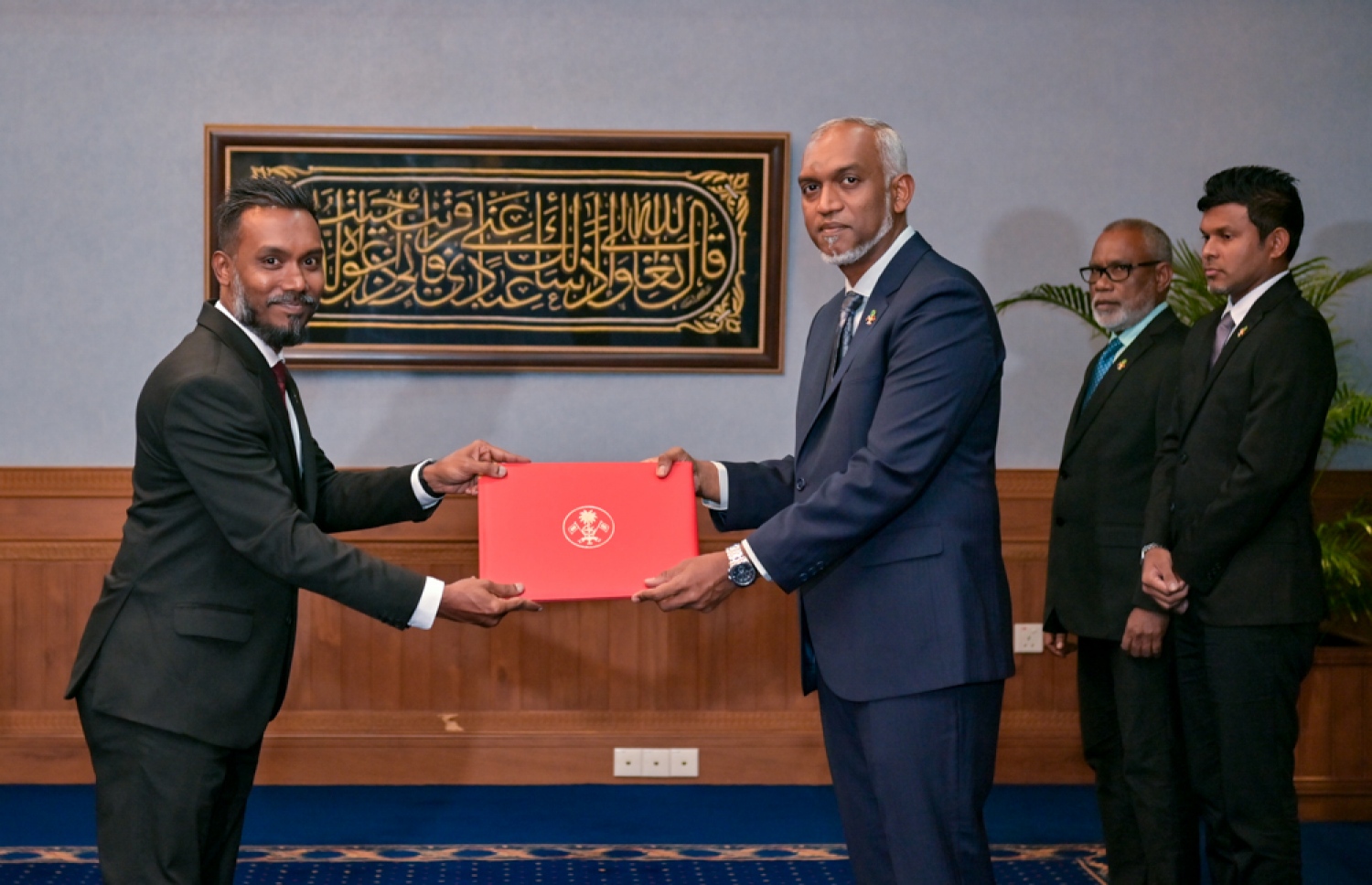 ސްޓޭޓް މިނިސްޓަރު ކަމަށް ހަމަޖެއްސެވި ބޭފުޅަކަށް ރައީސް ފަތްކޮޅު ހަވާލުކުރައްވަނީ.-- ފޮޓޯ: ރައީސް އޮފީސް