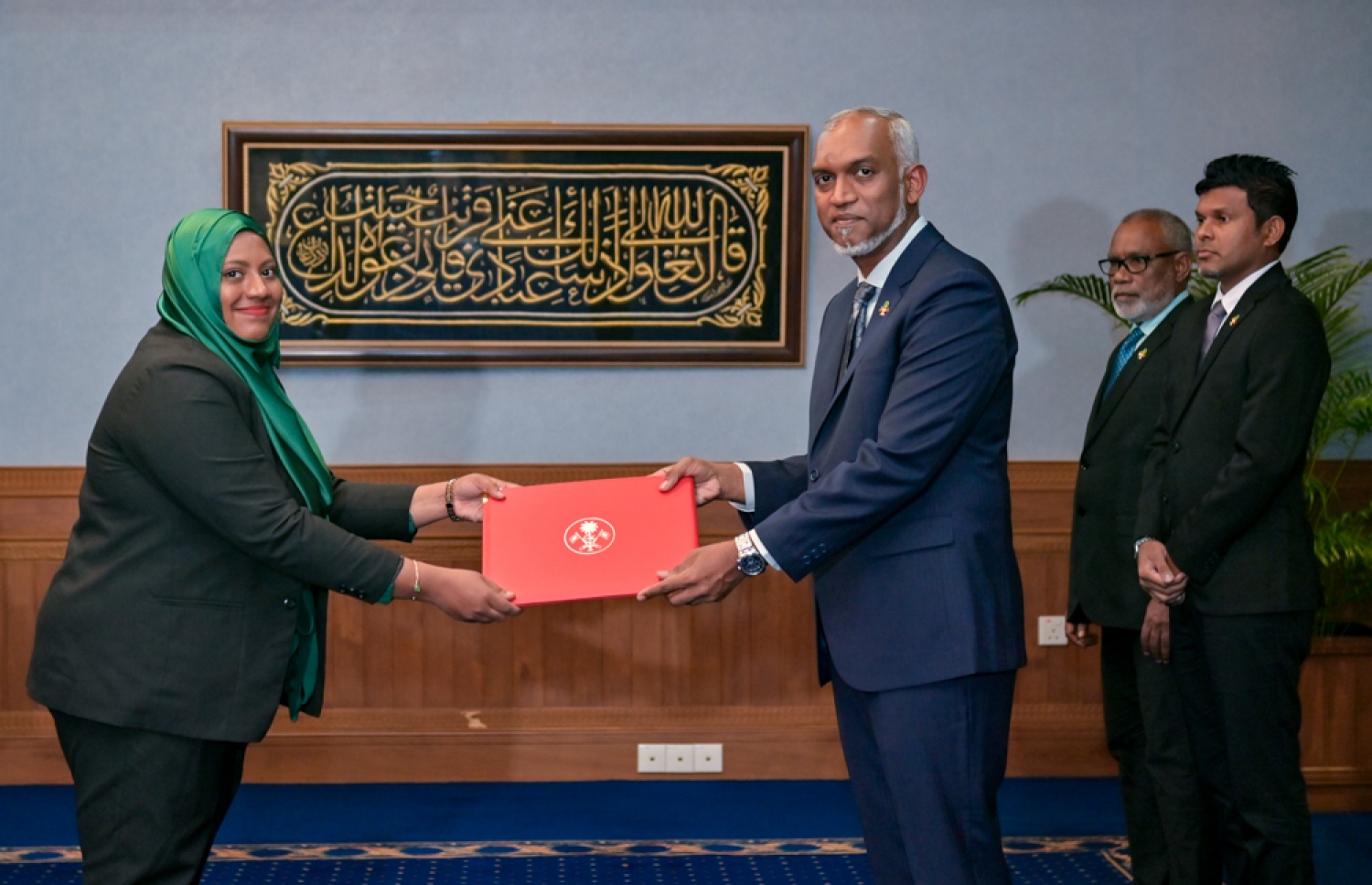 ސްޓޭޓް މިނިސްޓަރު ކަމަށް ހަމަޖެއްސެވި ބޭފުޅަކަށް ރައީސް ފަތްކޮޅު ހަވާލުކުރައްވަނީ.-- ފޮޓޯ: ރައީސް އޮފީސް