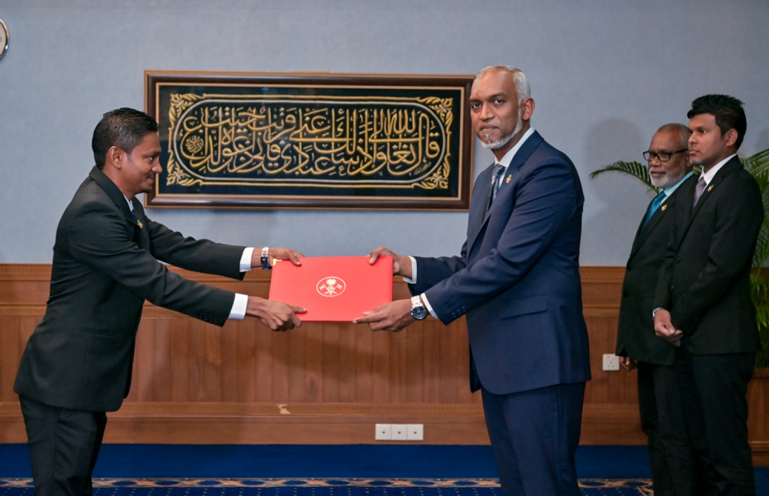 ސްޓޭޓް މިނިސްޓަރު ކަމަށް ހަމަޖެއްސެވި ބޭފުޅަކަށް ރައީސް ފަތްކޮޅު ހަވާލުކުރައްވަނީ.-- ފޮޓޯ: ރައީސް އޮފީސް