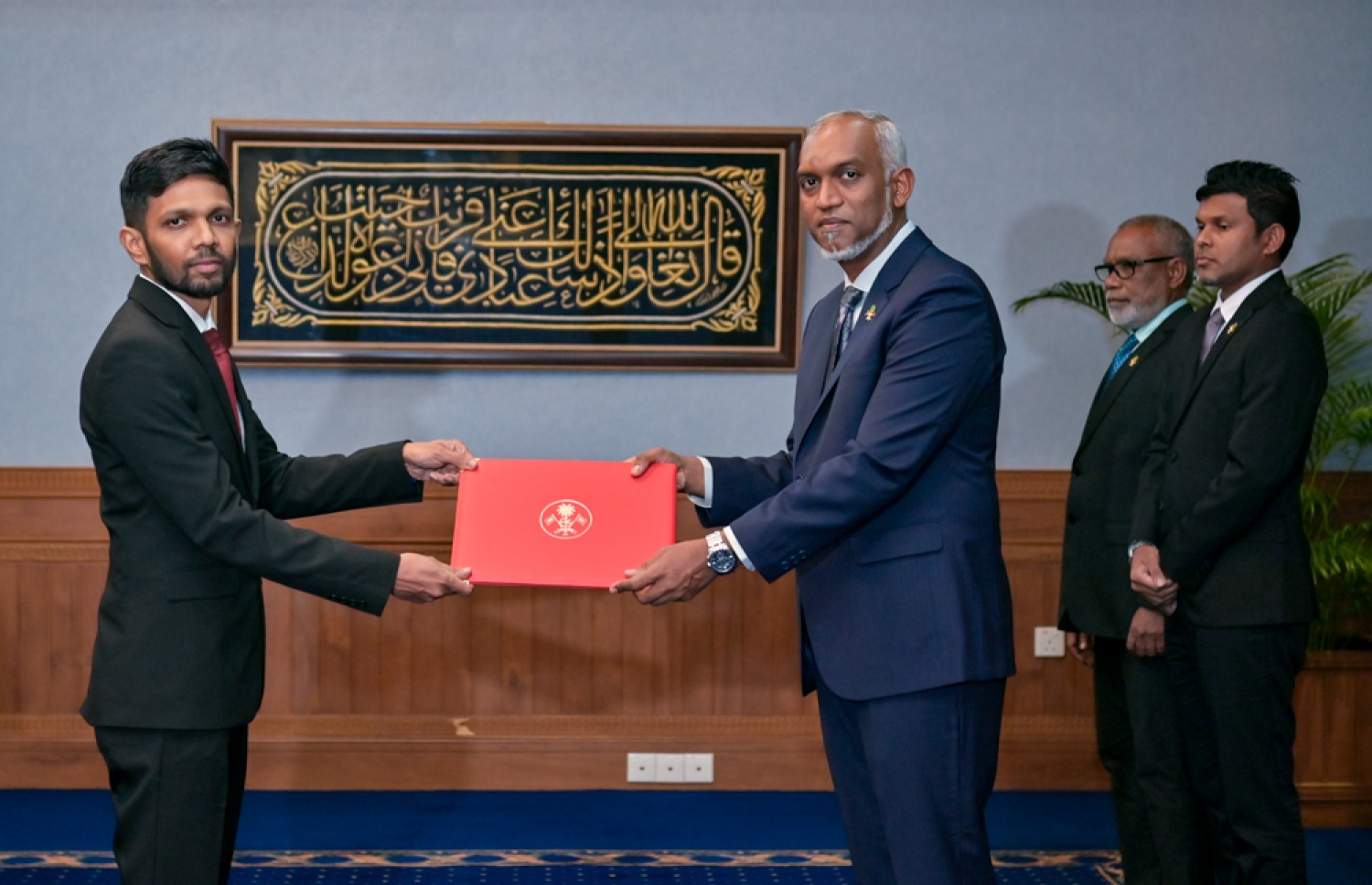 ސްޓޭޓް މިނިސްޓަރު ކަމަށް ހަމަޖެއްސެވި ބޭފުޅަކަށް ރައީސް ފަތްކޮޅު ހަވާލުކުރައްވަނީ.-- ފޮޓޯ: ރައީސް އޮފީސް