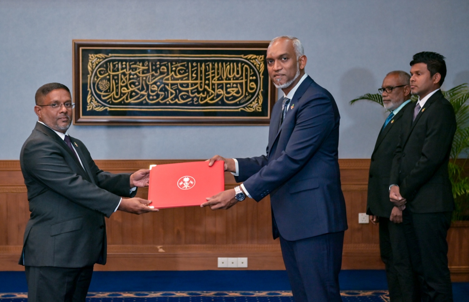 އިންފްރާ ސްޓްރަކްޗާ މިނިސްޓްރީގެ ސްޓޭޓް މިނިސްޓަރަކަށް އައްޔަން ކުރެއްވި އިބްރާހީމް ނަޒީމަށް ރައީސް ފަތްކޮޅު ހަވާލުކުރައްވަނީ. -- ފޮޓޯ | ރައީސް އޮފީސް