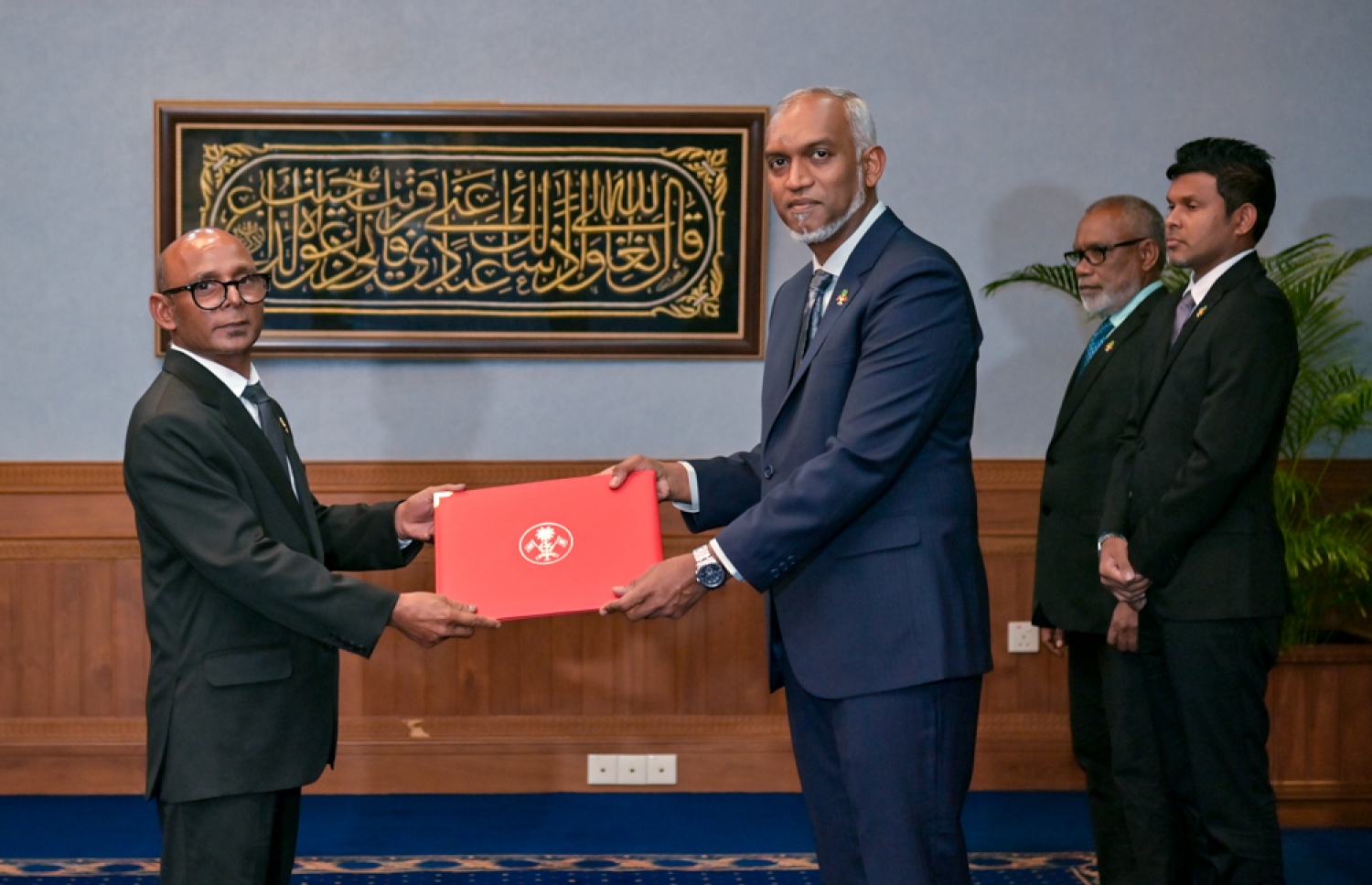 ސްޓޭޓް މިނިސްޓަރު ކަމަށް ހަމަޖެއްސެވި ބޭފުޅަކަށް ރައީސް ފަތްކޮޅު ހަވާލުކުރައްވަނީ.-- ފޮޓޯ: ރައީސް އޮފީސް