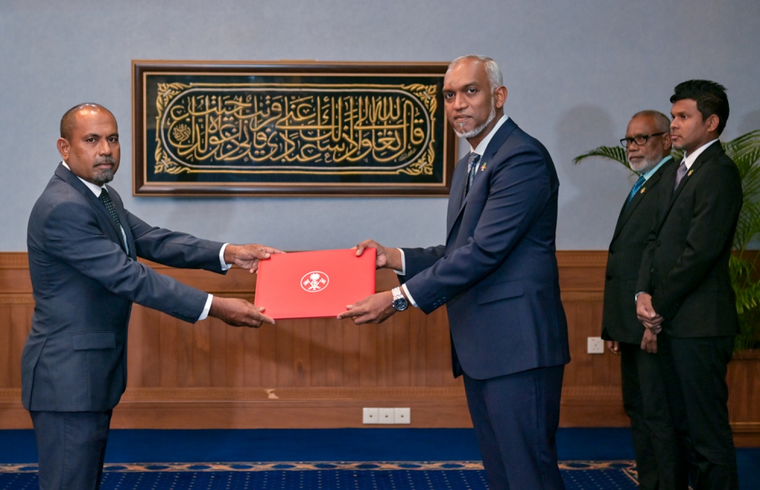 އިންފްރާ ސްޓްރަކްޗާ މިނިސްޓްރީގެ ސްޓޭޓް މިނިސްޓަރަކަށް އައްޔަން ކުރެއްވި ހަސަން ރަޝީދަށް ރައީސް ފަތްކޮޅު ހަވާލުކުރައްވަނީ. -- ފޮޓޯ | ރައީސް އޮފީސް