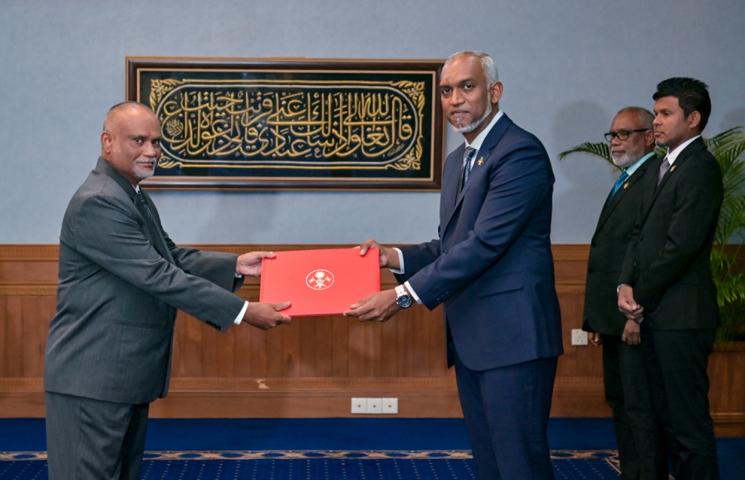 ހެލްތްގެ ސްޓޭޓް މިނިސްޓަރަކަށް އައްޔަން ކުރެއްވި އަހުމަދު ގާސިމަށް ރައީސް ފަތްކޮޅު ހަވާލުކުރައްވަނީ. -- ފޮޓޯ | ރައީސް އޮފީސް