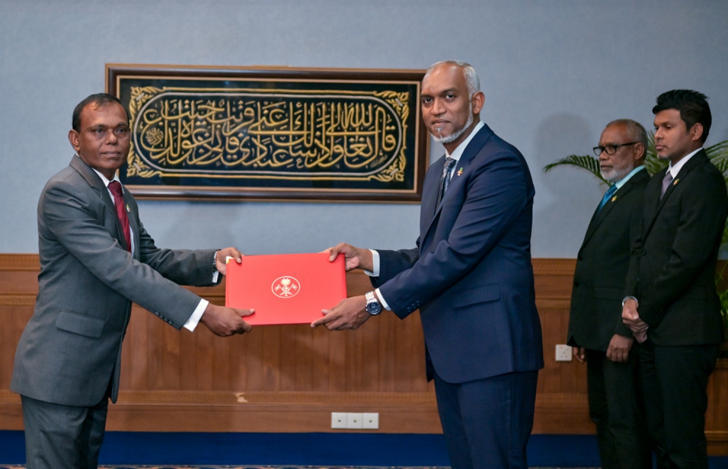 ލޯކަލް ގަަވަމެންޓް މިނިސްްޓްރީގެ ސްޓޭޓް މިނިސްޓަރަކަށް އައްޔަން ކުރެއްވި މުހައްމަދު ރަފީގު ހަސަނަށް ރައީސް ފަތްކޮޅު ހަވާލުކުރައްވަނީ. -- ފޮޓޯ | ރައީސް އޮފީސް