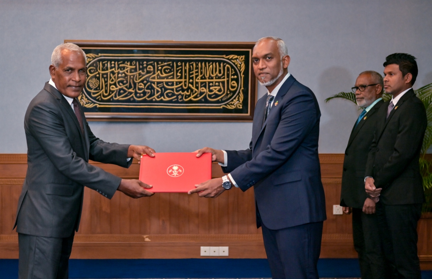 ލޯކަލް ގަަވަމެންޓް މިނިސްްޓްރީގެ ސްޓޭޓް މިނިސްޓަރަކަށް އައްޔަން ކުރެއްވި މުހައްމަދު ރަފީގު ހަސަނަށް ރައީސް ފަތްކޮޅު ހަވާލުކުރައްވަނީ. -- ފޮޓޯ | ރައީސް އޮފީސް