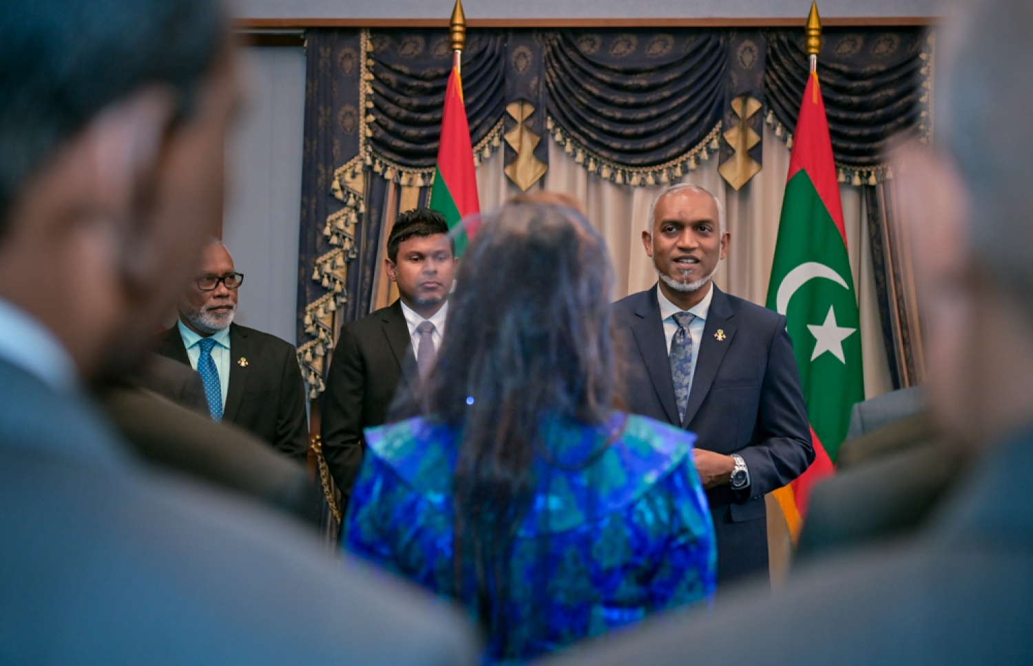 ސްޓޭޓް މިނިސްޓަރު ކަމަށް ހަމަޖެއްސެވި ބޭފުޅަކަށް ރައީސް ފަތްކޮޅު ހަވާލުކުރައްވަނީ.-- ފޮޓޯ: ރައީސް އޮފީސް