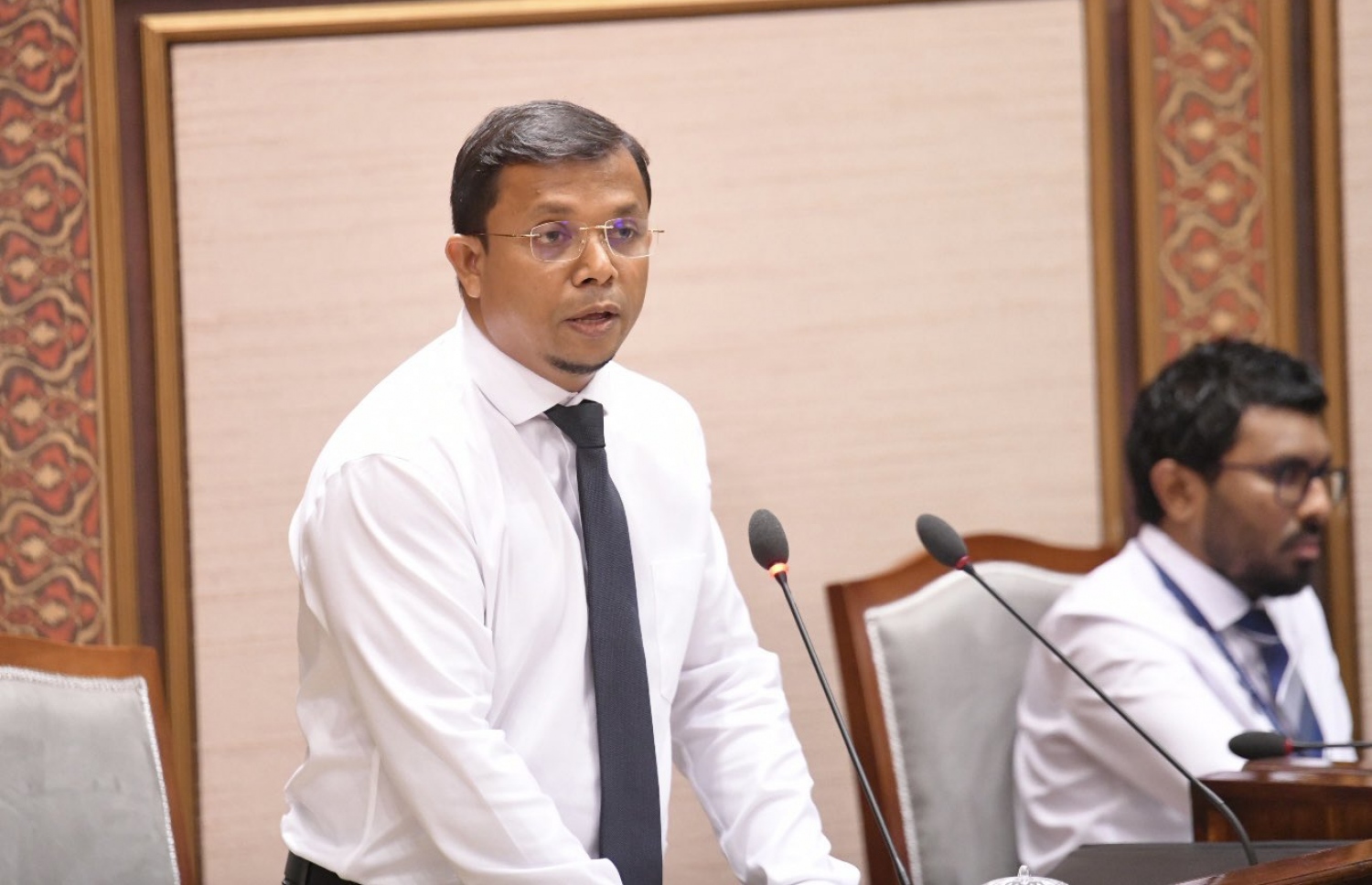 ފިނޭންސް މިނިސްޓަރު ޑރ. މުހައްމަދު ޝަފީގު މަޖިލީހުގެ ތަޅުމުގައި ވާހަކަދައްކަވަނީ -- ފޮޓޯ: މަޖިލީސް