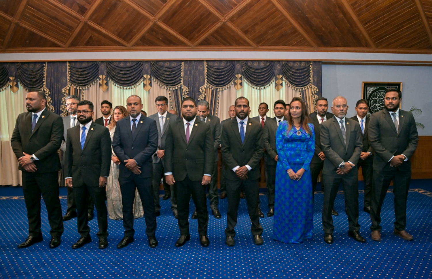 މިއަދު ސްޓޭޓް މިނިސްޓަރު ކަމަށް އައްޔަން ކުރެއްވި ބޭފުޅުން ރައީސް އޮފީހުގައި ފޮޓޯއަކަށް ހުއްޓި - ފޮޓޯ: ރައީސް އޮފީސް