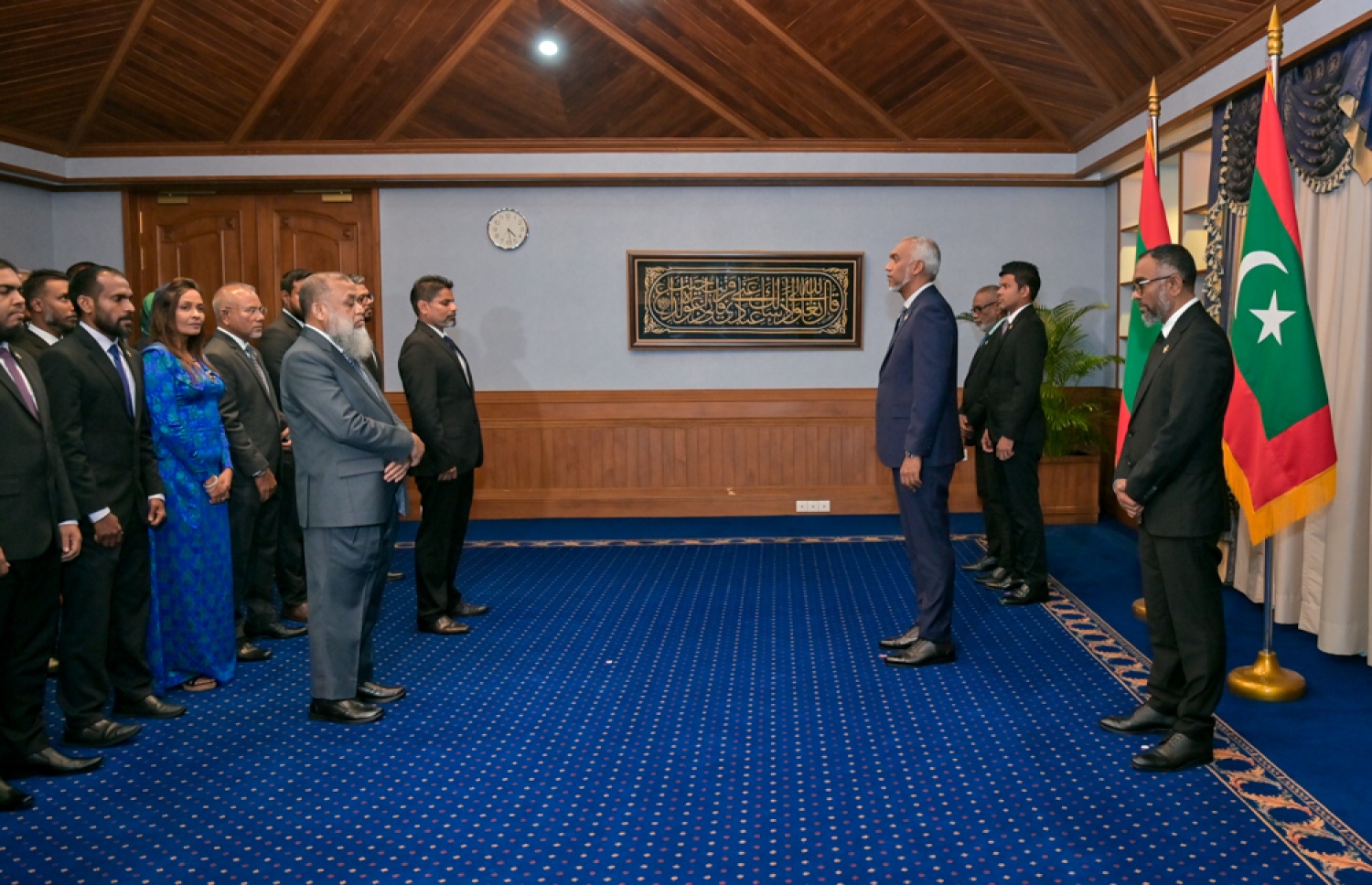 މިއަދު ސްޓޭޓް މިނިސްޓަރު ކަމަށް އައްޔަން ކުރެއްވި ބޭފުޅުން ރައީސް އޮފީހުގައި ފޮޓޯއަކަށް ހުއްޓި - ފޮޓޯ: ރައީސް އޮފީސް