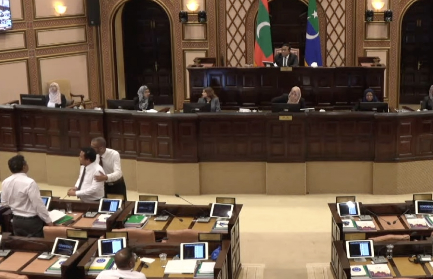 ޒަރީރު އަޑުގަދަ ކުރައްވަމުން ގެންދެވި ވަގުތު އޭނާ ހަމަޖައްސަން މެންބަރު ޔާސިރު މަސައްކަތް ކުރައްވަނީ --