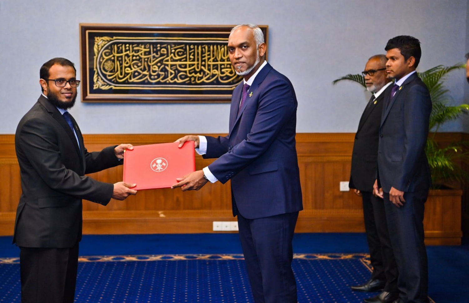 ސްޕެޝަލް އެންވޯއީ ފޯ ކްލައިމެޓް ޗޭންޖްގެ މަގާމަށް އައްޔަން ކުރެއްވި ޑރ. އަލީ ޝަރީފާ މަގާމުގެ ލިޔުން ރައީސް ޑރ. މުއިއްޒު މިއަދު ހަވާލު ކޮށްދެއްވަނީ.