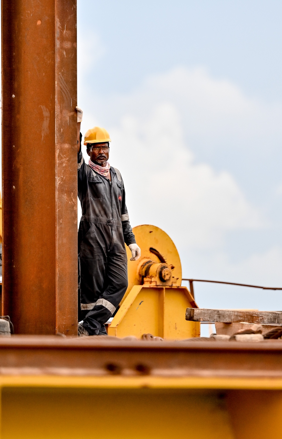 އިންޑިއާގެ ކުންފުންޏަކާ ހަވާލު ކޮށްގެން ހަދަމުން އަންނަ ތިލަމާލެ ބްރިޖުގެ ގުޅިފަޅު ސައިޓުގައި ބިދޭސީ މަސައްކަތްތެރިއަކު މަޑުކޮށްލައިގެން.-- ފޮޓޯ: ނިޝާން އަލީ | މިހާރު