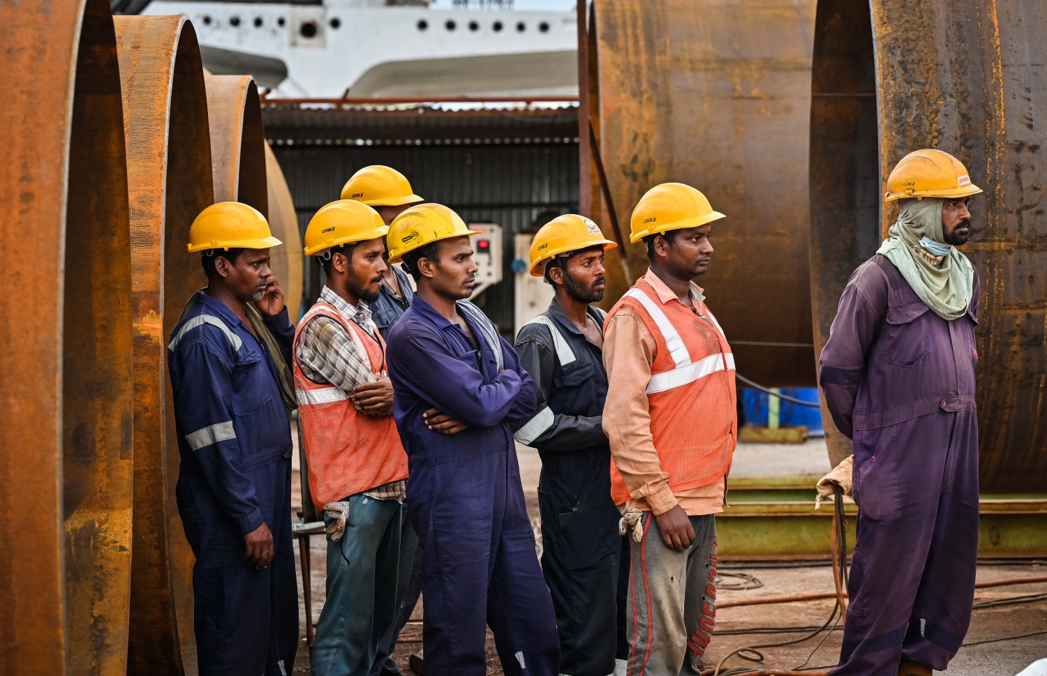 އިންޑިއާގެ ކުންފުންޏަކާ ހަވާލު ކޮށްގެން ހަދަމުން އަންނަ ތިލަމާލެ ބްރިޖުގެ ގުޅީފަޅު ސައިޓުގައި ބިދޭސީ މަސައްކަތްތެރިން ހަރަކާތްތެރިވަނީ.-- ފޮޓޯ: ނިޝާން އަލީ | މިހާރު