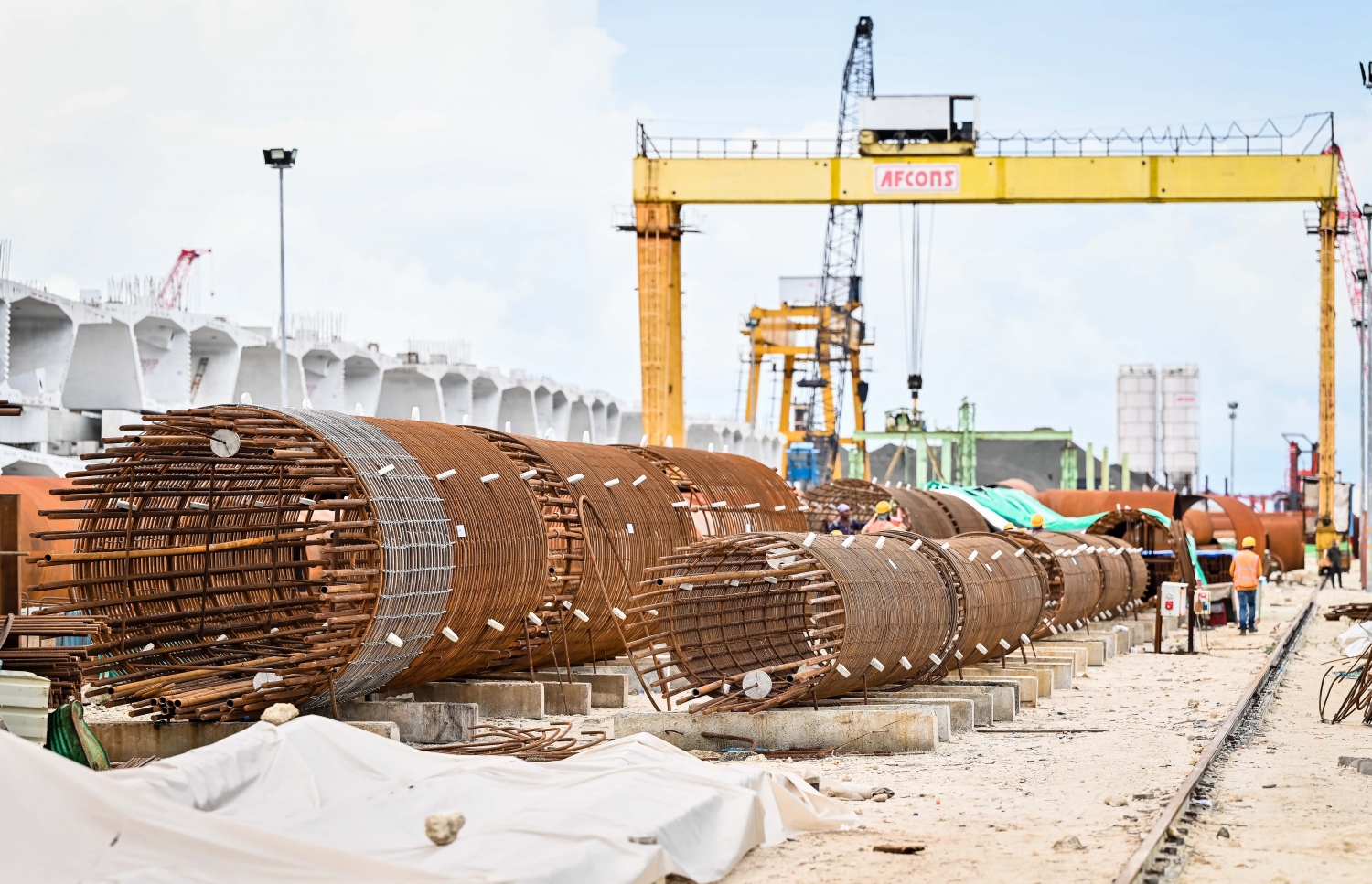 އިންޑިއާގެ ކުންފުންޏަކާ ހަވާލު ކޮށްގެން ހަދަމުން އަންނަ ތިލަމާލެ ބްރިޖުގެ ގުޅިފަޅު ސައިޓު.-- ފޮޓޯ: ނިޝާން އަލީ | މިހާރު