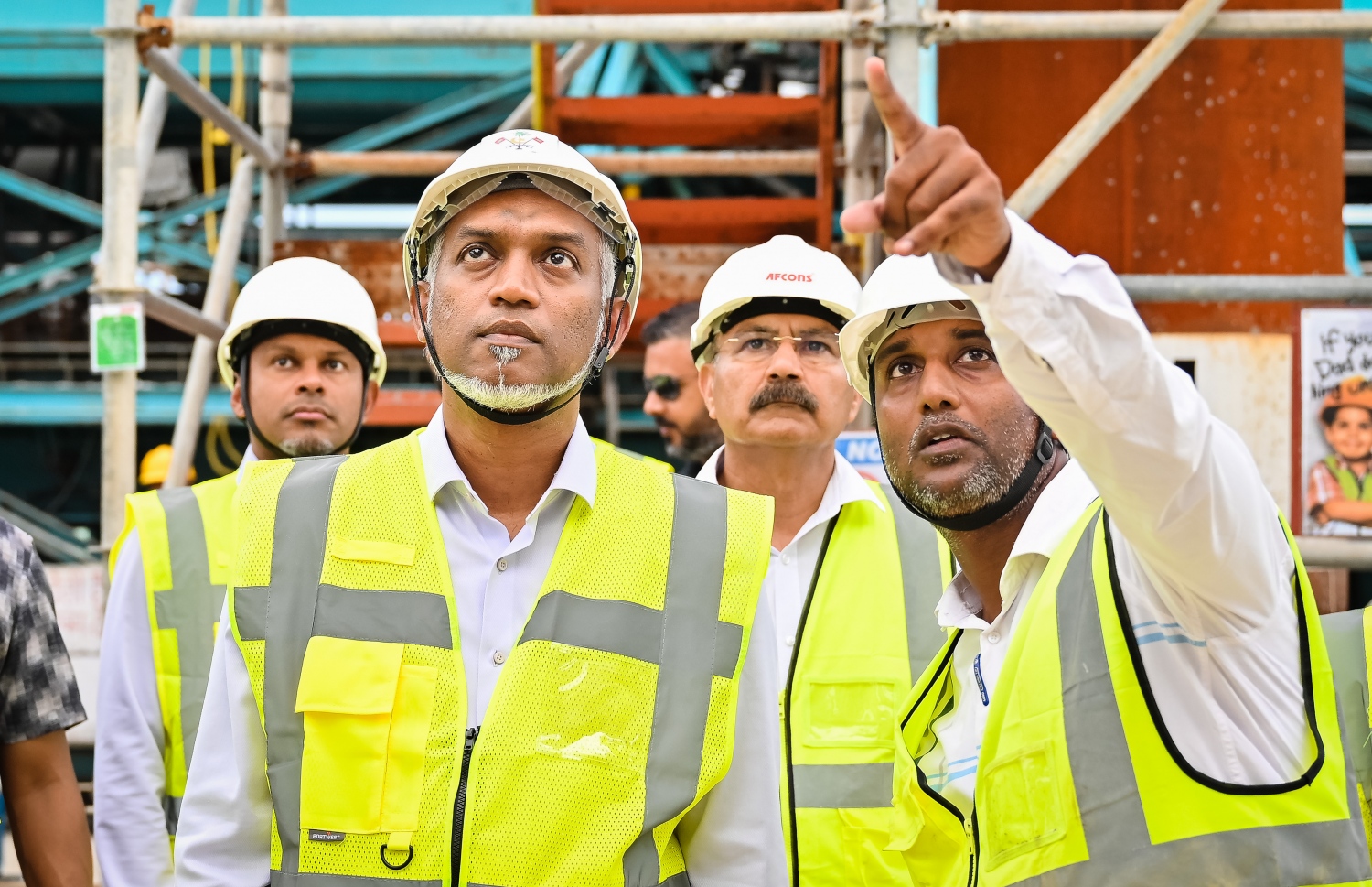 ރައީސް ޑރ. މުހައްމަދު މުއިއްޒު އެމަނިކުފާނުގެ ކެބިނެޓާ އެކު ތިލަމާލެ ބްރިޖު ސައިޓު ބައްލަވާލަައްވަނީ.-- ފޮޓޯ: ނިޝާން އަލީ | މިހާރު