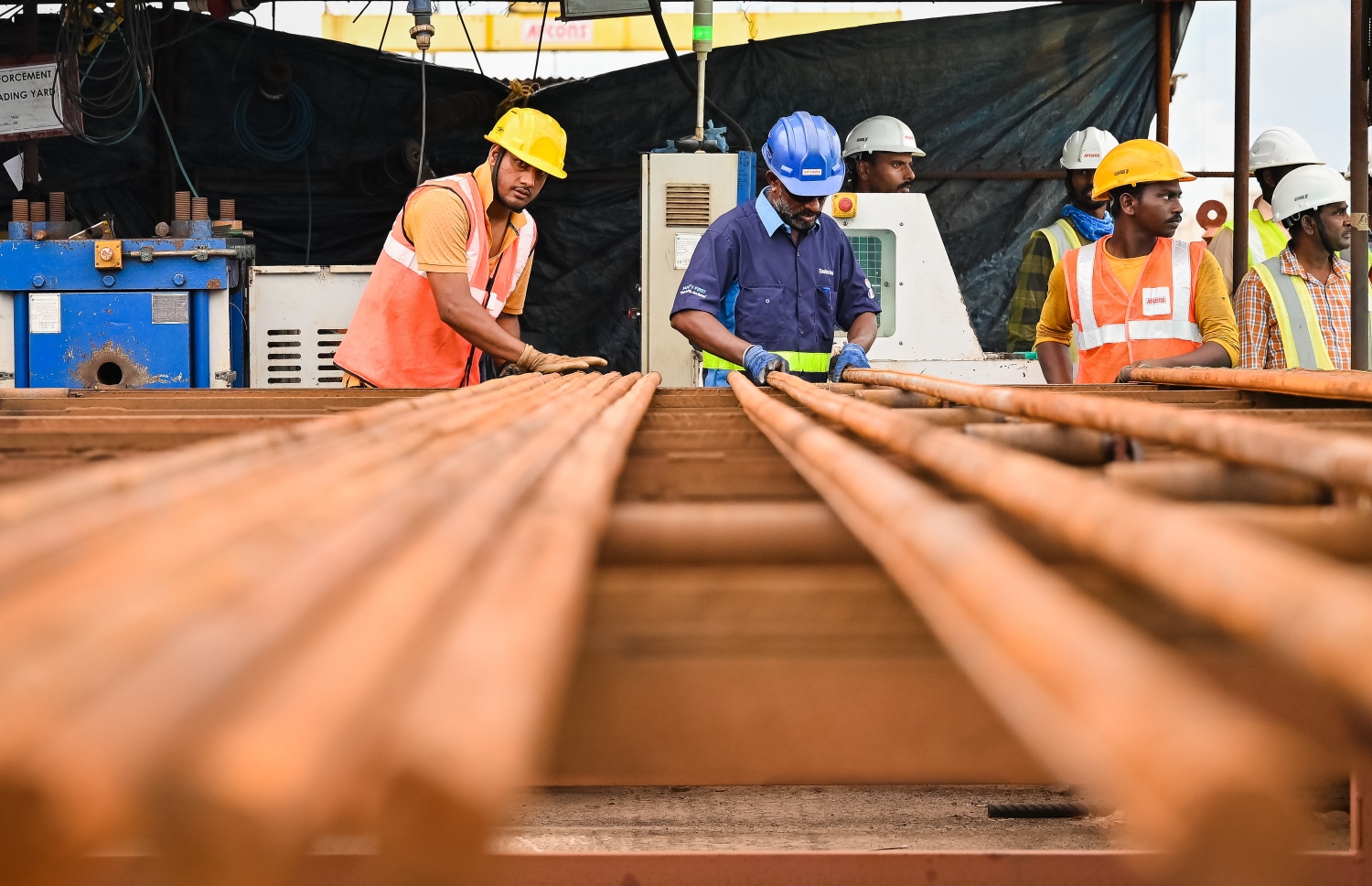 އިންޑިއާގެ ކުންފުންޏަކާ ހަވާލު ކޮށްގެން ހަދަމުން އަންނަ ތިލަމާލެ ބްރިޖުގެ ގުޅީފަޅު ސައިޓުގައި ބިދޭސީ މަސައްކަތްތެރިން ހަރަކާތްތެރިވަނީ.-- ފޮޓޯ: ނިޝާން އަލީ | މިހާރު