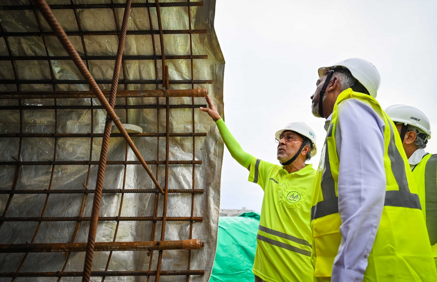 ރައީސް ޑރ. މުހައްމަދު މުއިއްޒު އެމަނިކުފާނުގެ ކެބިނެޓާ އެކު ތިލަމާލެ ބްރިޖު ސައިޓު ބައްލަވާލަައްވަނީ.-- ފޮޓޯ: ނިޝާން އަލީ | މިހާރު