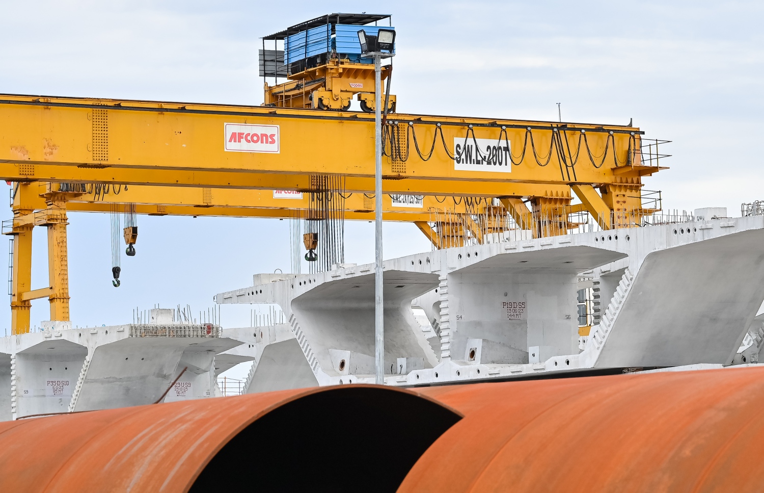 އިންޑިއާގެ ކުންފުންޏަކާ ހަވާލު ކޮށްގެން ހަދަމުން އަންނަ ތިލަމާލެ ބްރިޖުގެ ގުޅިފަޅު ސައިޓު.-- ފޮޓޯ: ނިޝާން ޢަލީ | މިހާރު