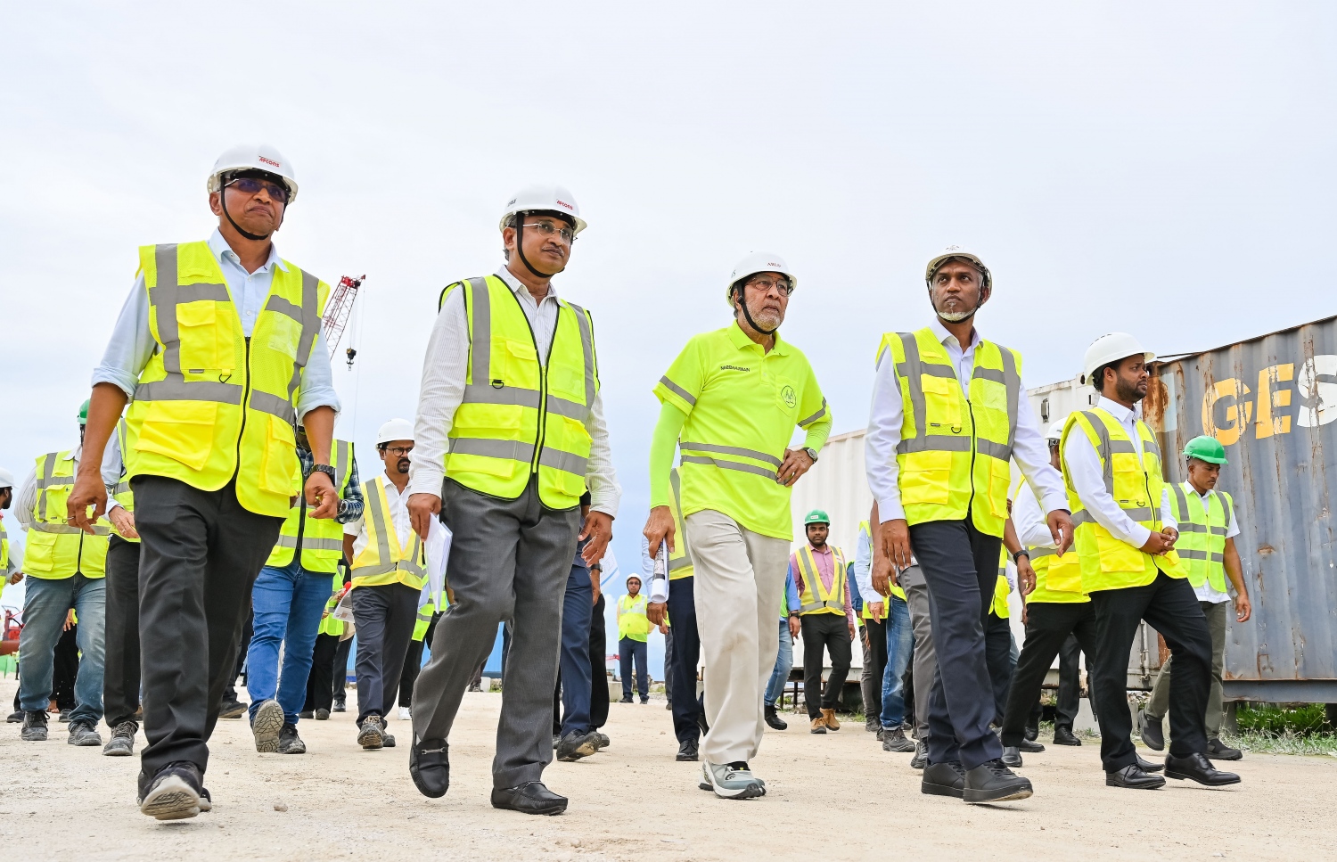 ރައީސް ޑރ. މުހައްމަދު މުއިއްޒު އެމަނިކުފާނުގެ ކެބިނެޓާ އެކު ތިލަމާލެ ބްރިޖު ސައިޓު ބައްލަވާލަައްވަނީ.-- ފޮޓޯ: ނިޝާން އަލީ | މިހާރު