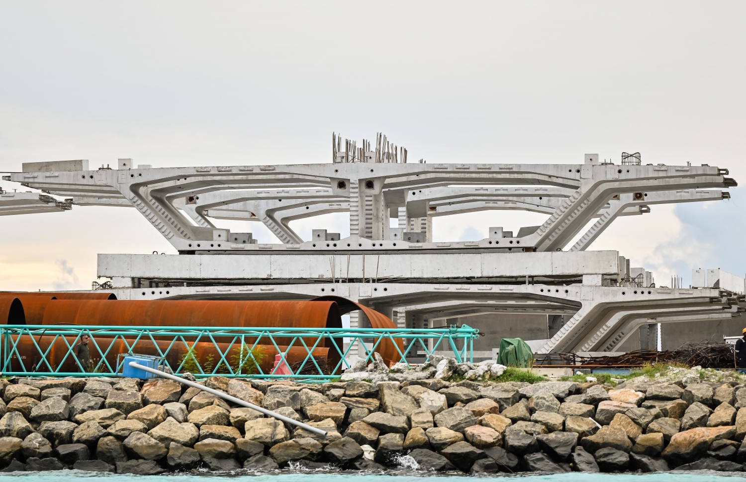 އިންޑިއާގެ ކުންފުންޏަކާ ހަވާލު ކޮށްގެން ހަދަމުން އަންނަ ތިލަމާލެ ބްރިޖުގެ ގުޅިފަޅު ސައިޓު.-- ފޮޓޯ: ނިޝާން ޢަލީ | މިހާރު