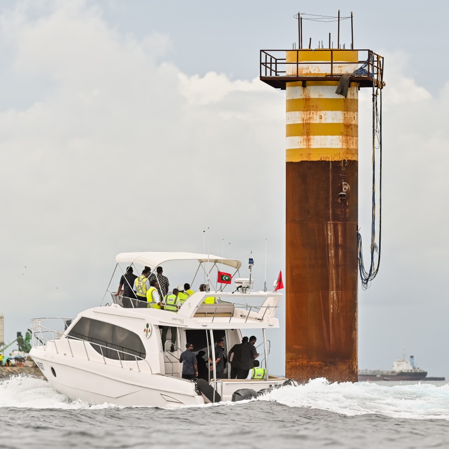 ރައީސް ޑރ. މުހައްމަދު މުއިއްޒު އެމަނިކުފާނުގެ ރަސްމީ ލޯންޗުކޮޅުގައި ތިލަމާލެ ބްރިޖަށް ކަނޑުގައި ކުރާ މަސައްކަތް ބައްލަވާލަައްވަނީ.-- ފޮޓޯ: ނިޝާން އަލީ | މިހާރު